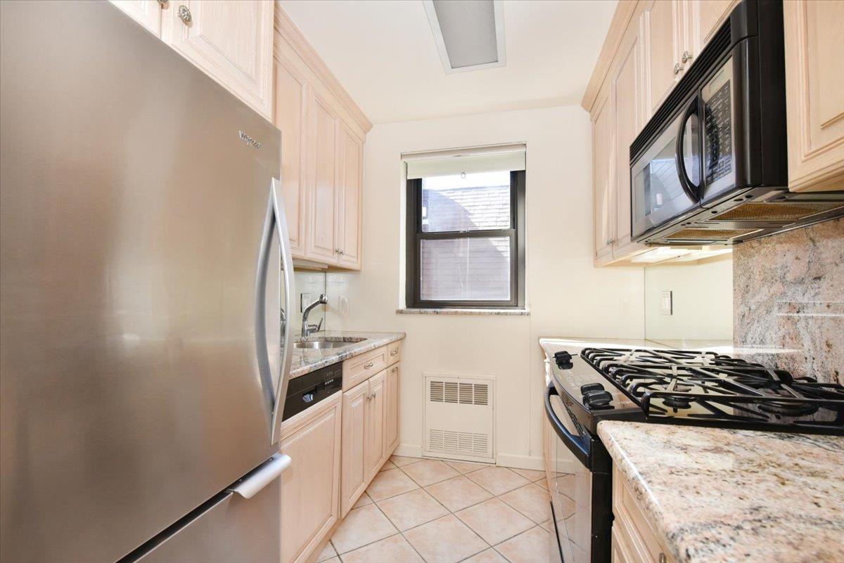 15 Hill Park Avenue 2-c Property Photo 5