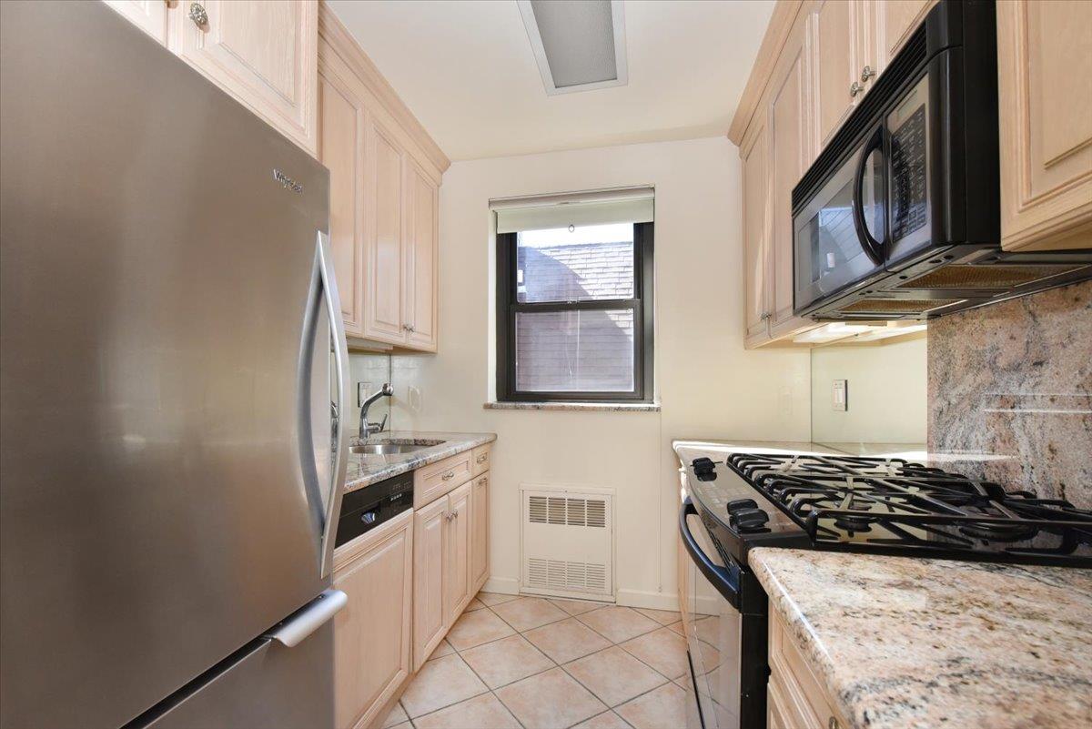 15 Hill Park Avenue 2-c Property Photo 6
