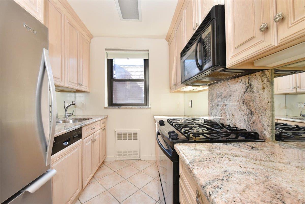 15 Hill Park Avenue 2-c Property Photo 7