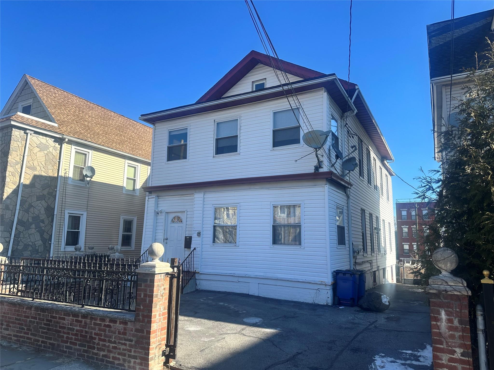 215 S 1st Avenue Property Photo