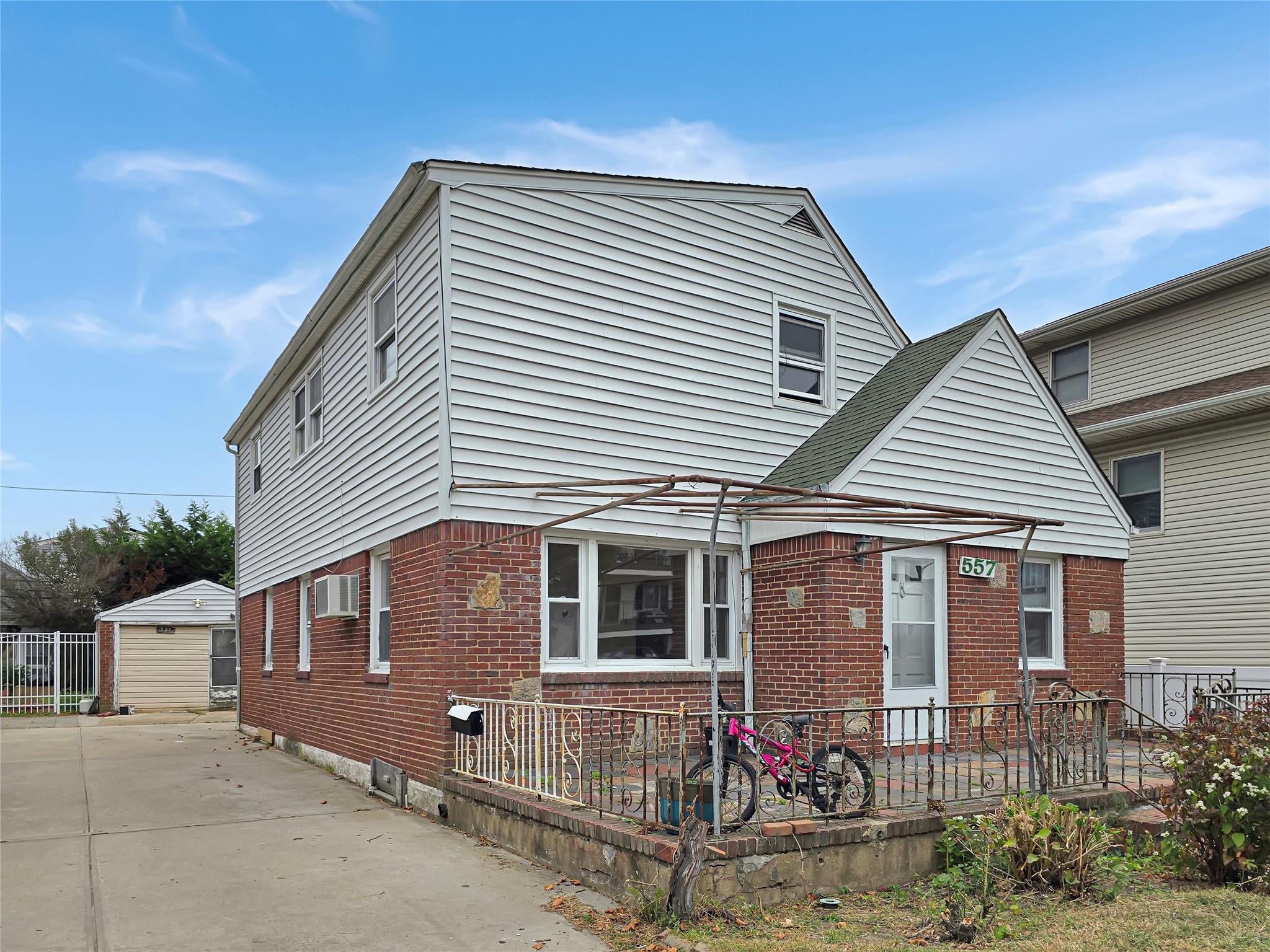 557 E Hudson Street Property Photo 1