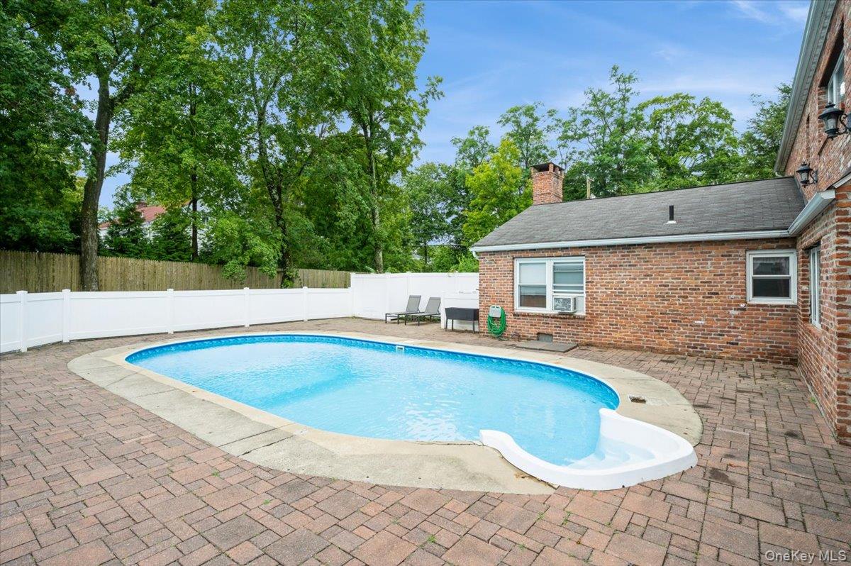 465 Old Post Road Property Photo 2