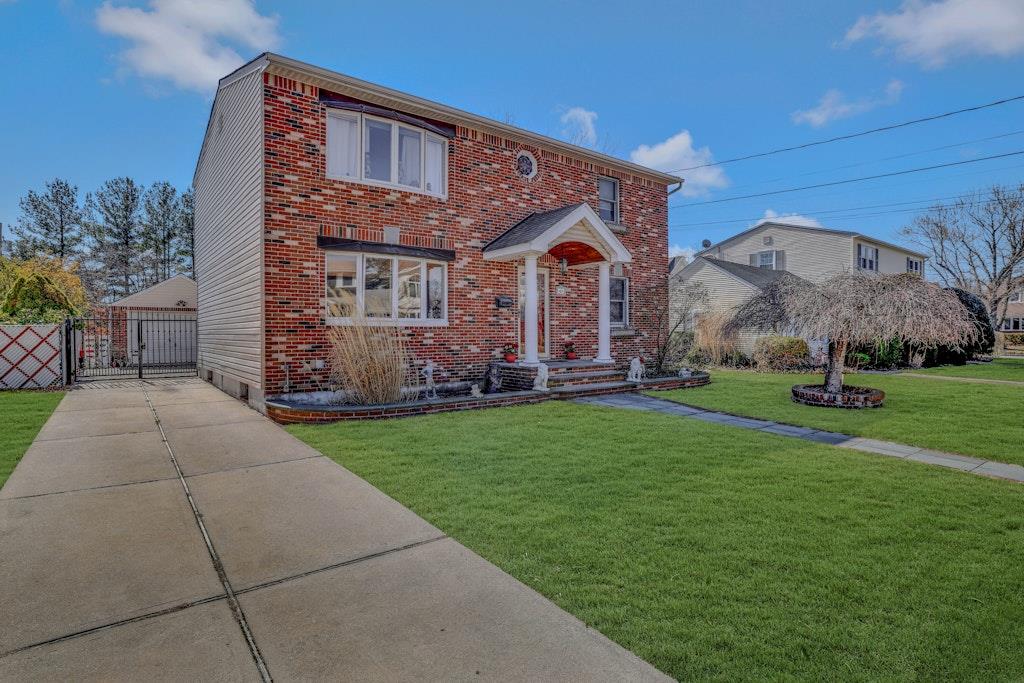 6 Tenafly Drive Property Photo 3
