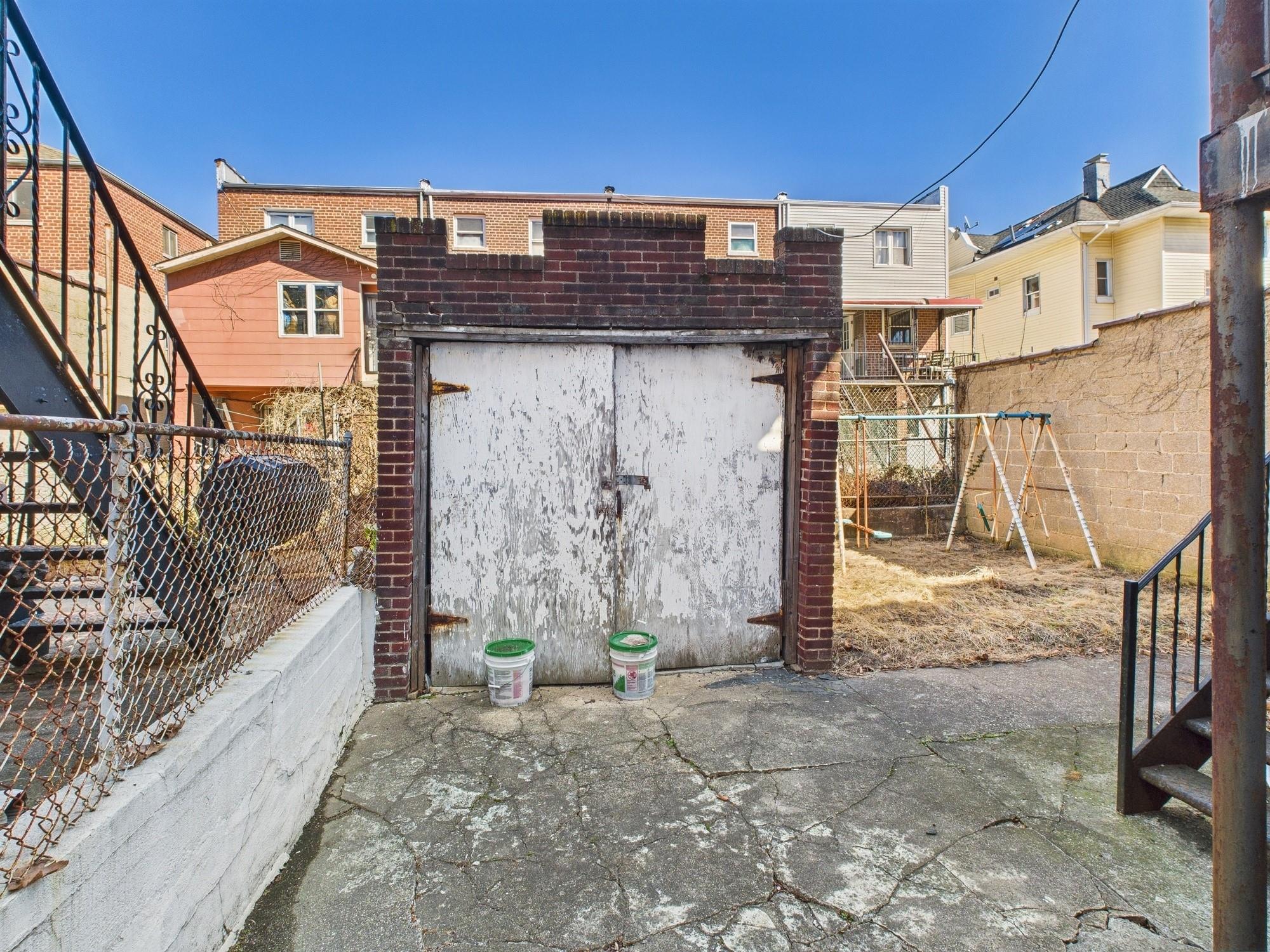 1053 E 232nd Street Property Photo 3