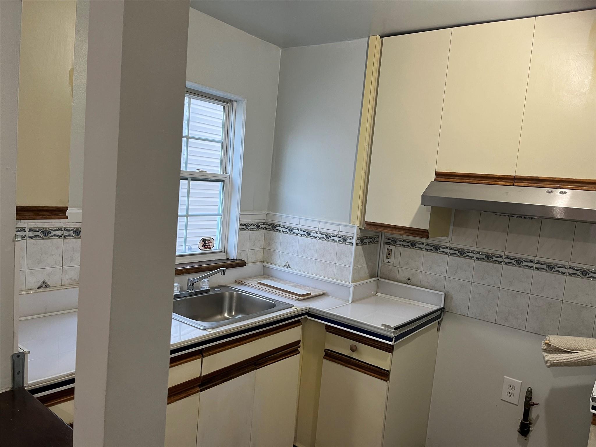 370 Warwick Street 1 Property Photo