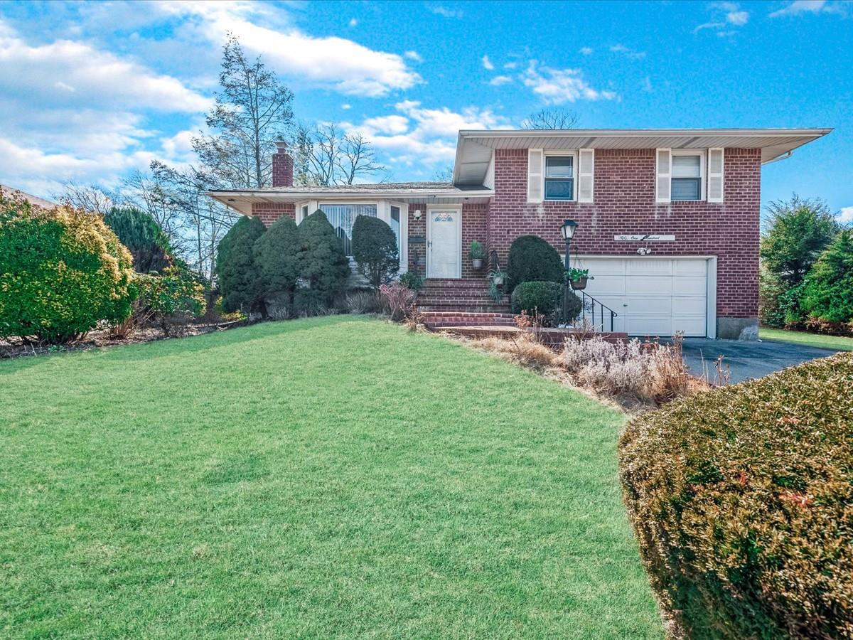 100 Robbins Lane Property Photo