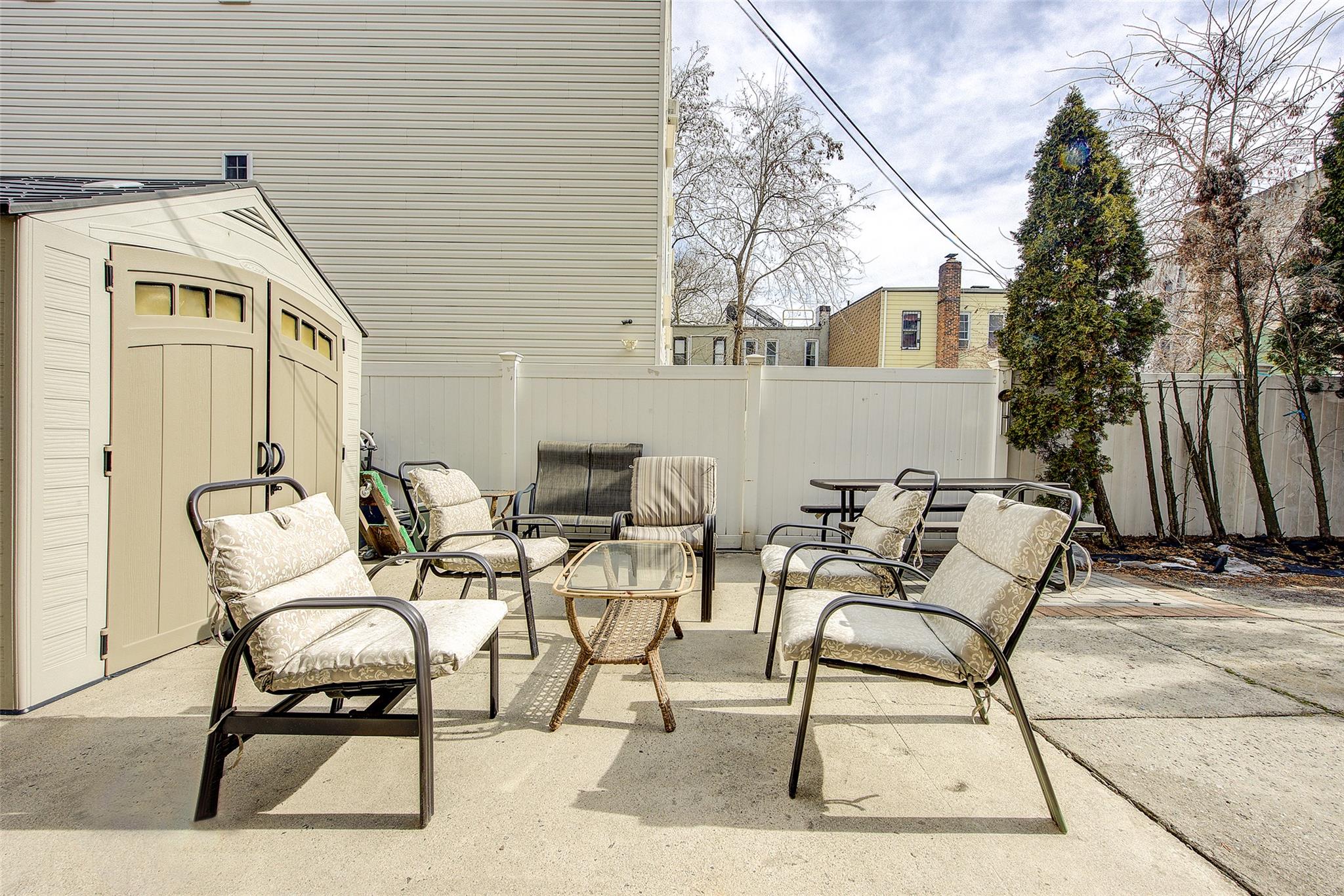 283 Montauk Avenue Property Photo 23