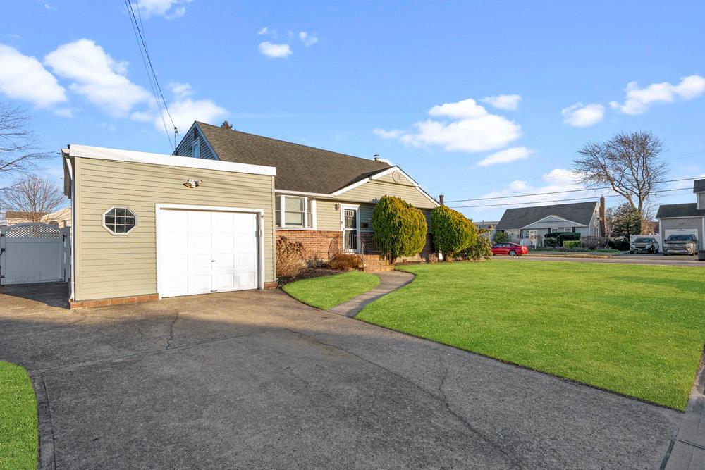 559 Center Briarwood Avenue Property Photo