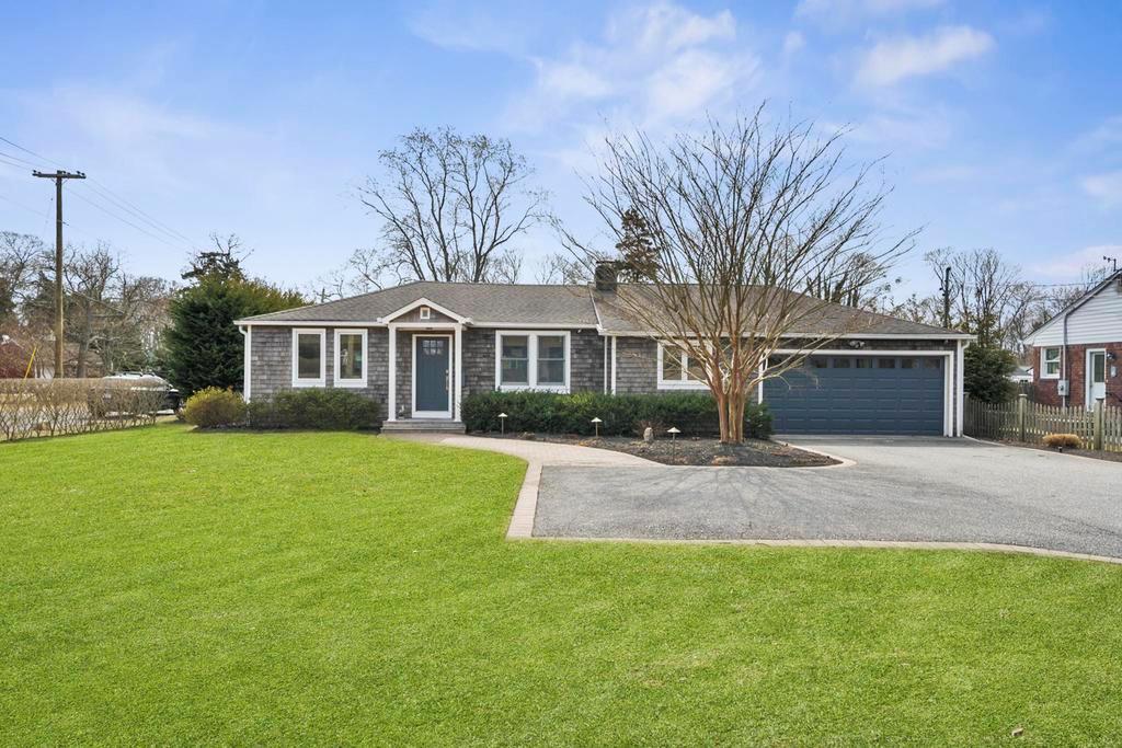 880 South Country Road Property Photo 1
