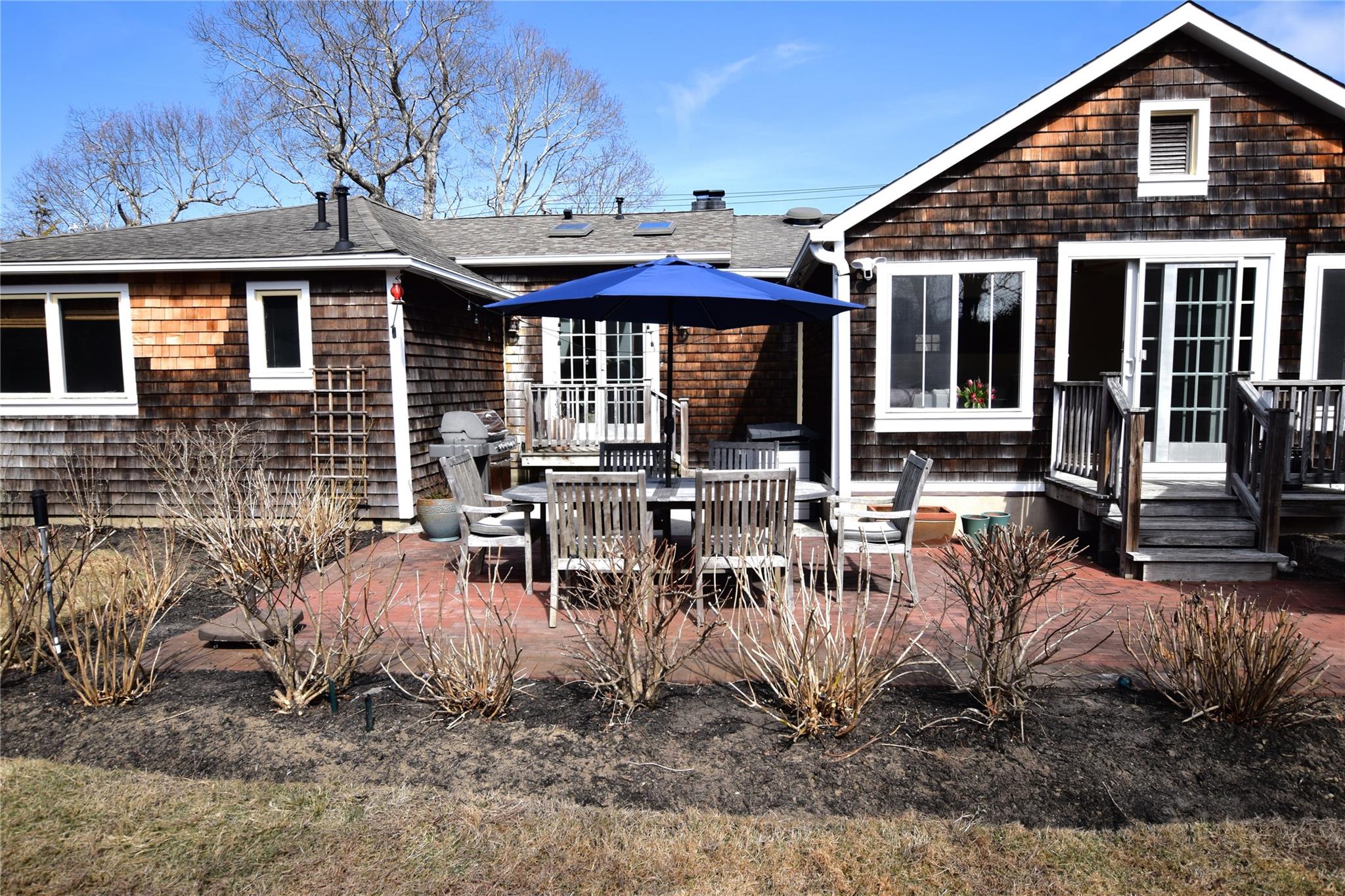 880 South Country Road Property Photo 16