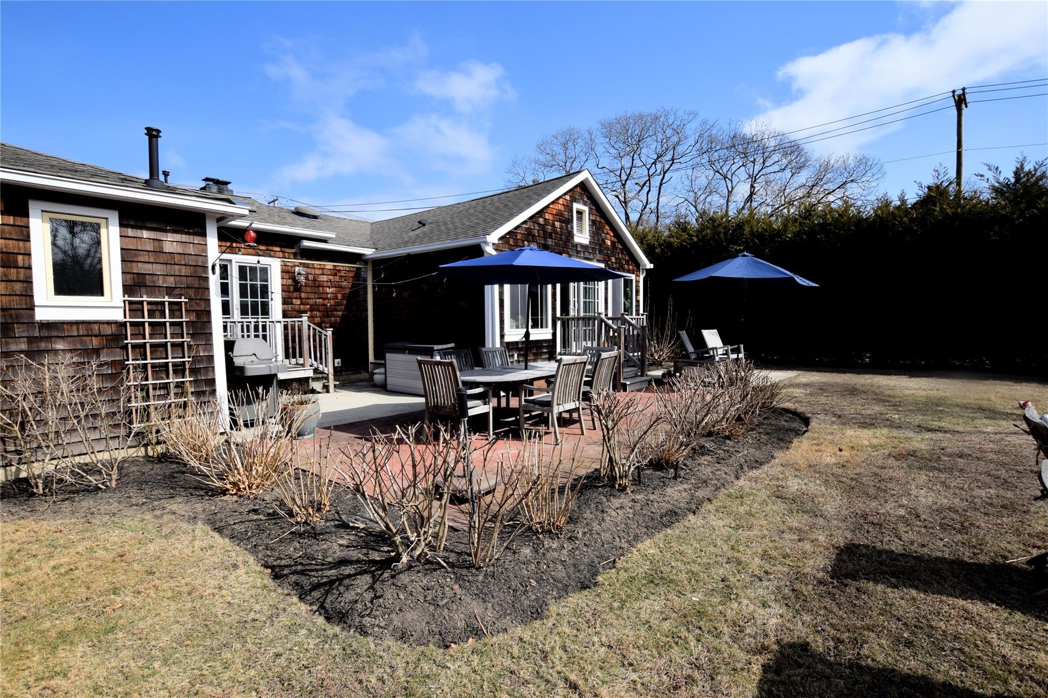 880 South Country Road Property Photo 17