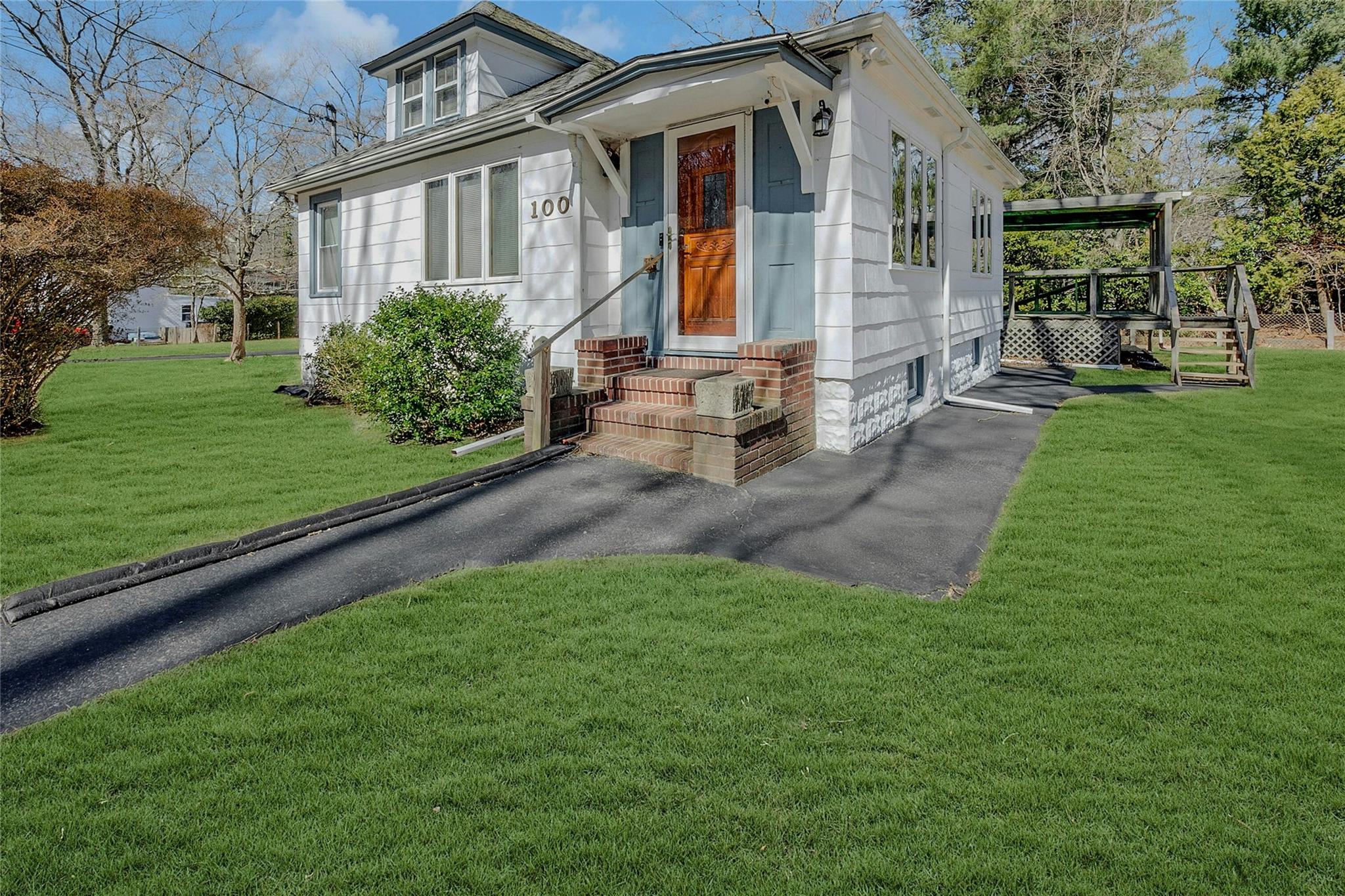 100 Lynbrook Drive Property Photo