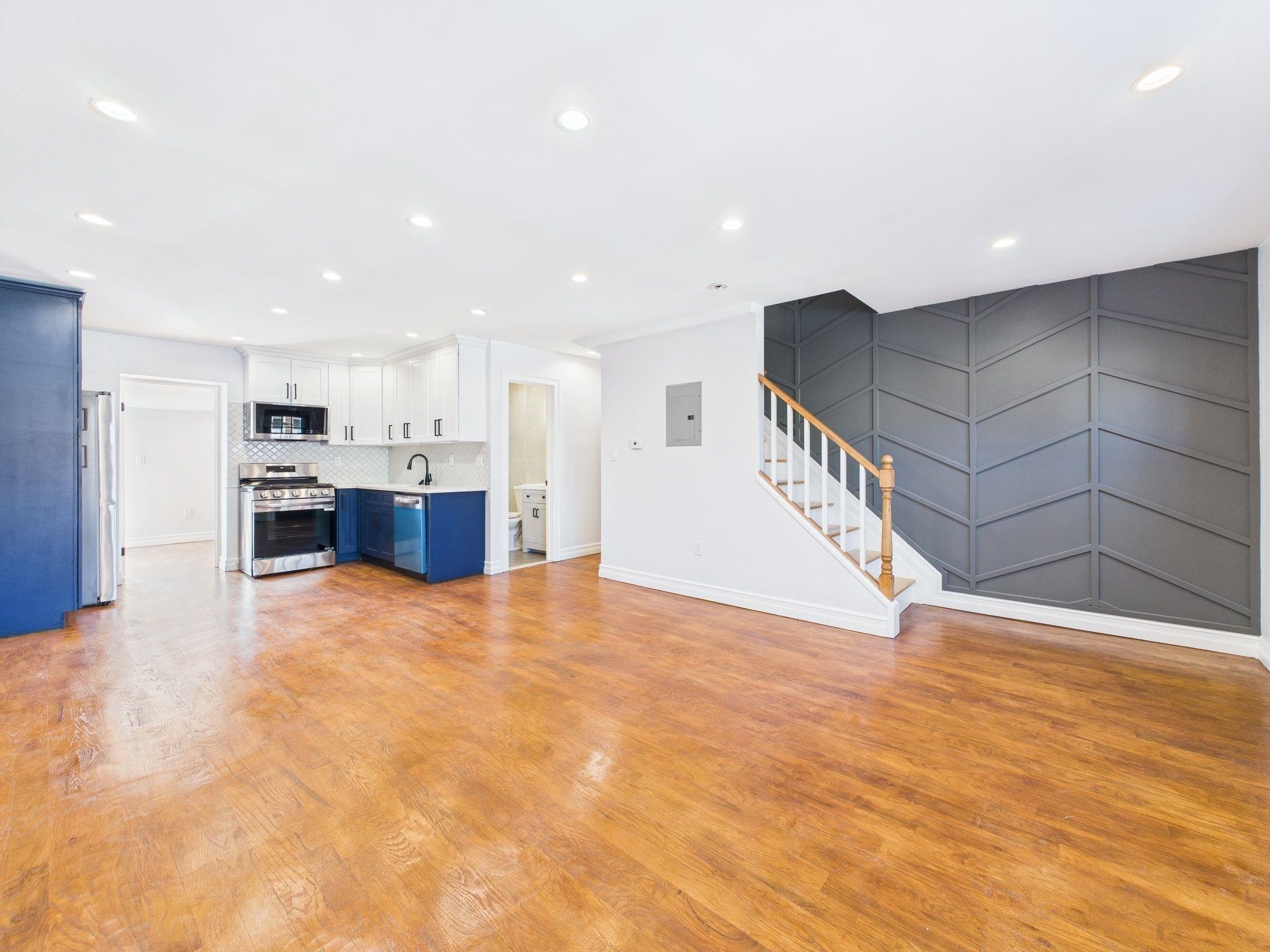 1112 E 213th Street Property Photo 4