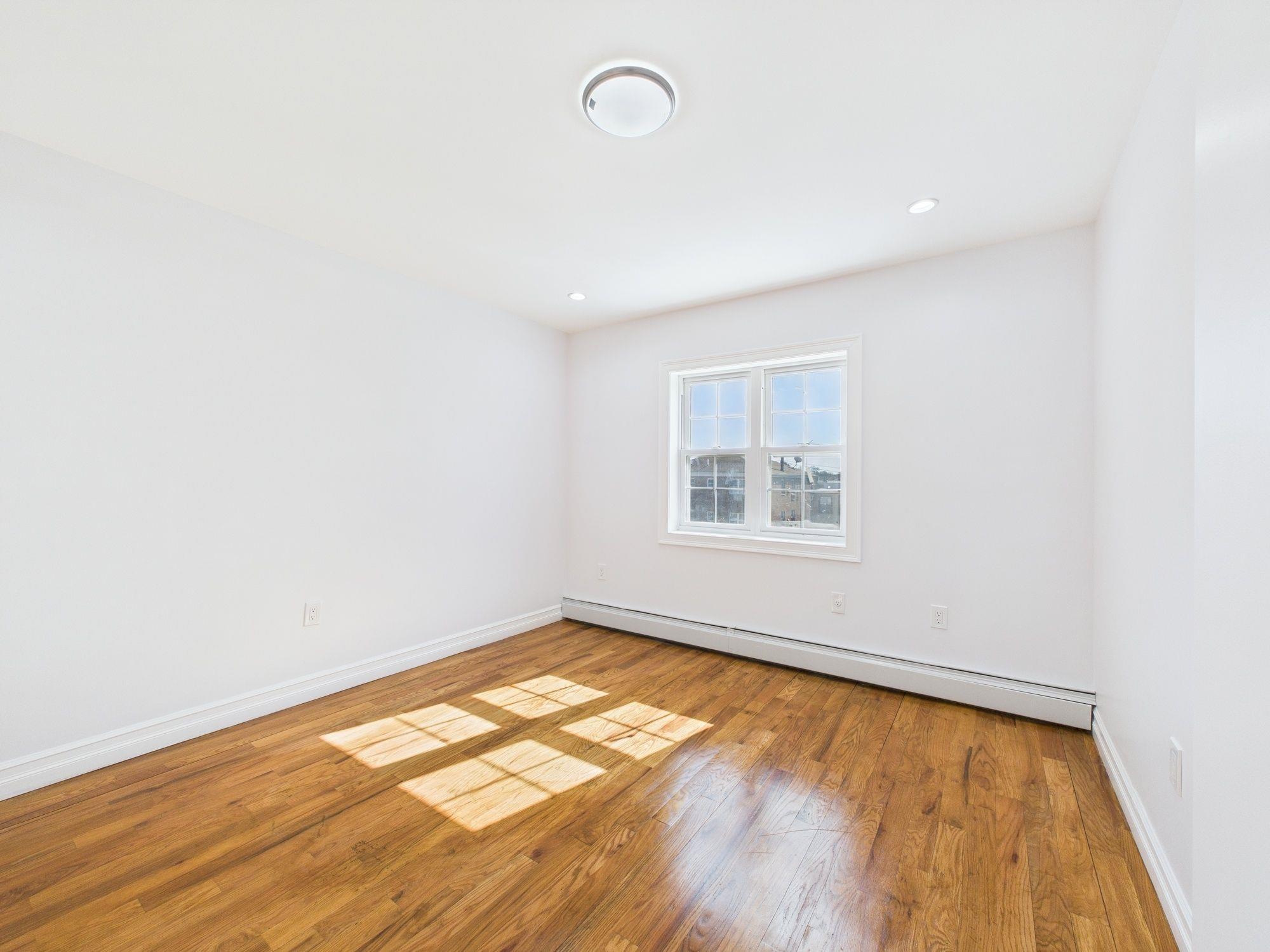 1112 E 213th Street Property Photo 19