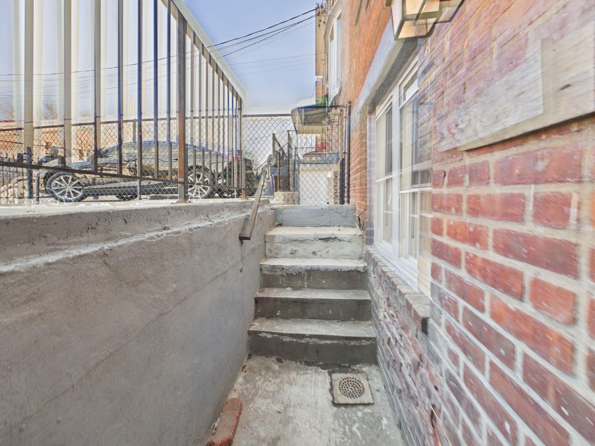 1112 E 213th Street Property Photo 31