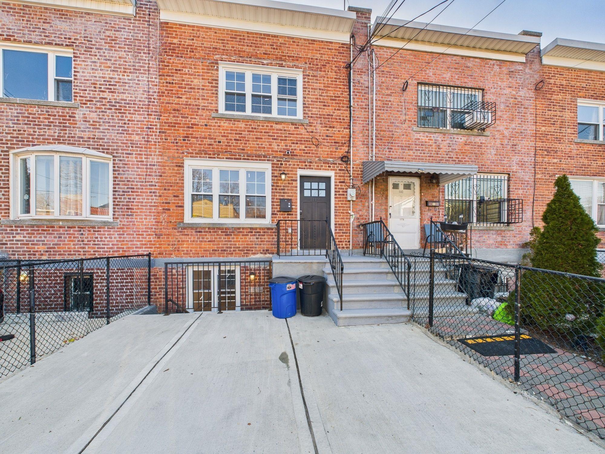 1112 E 213th Street Property Photo 32