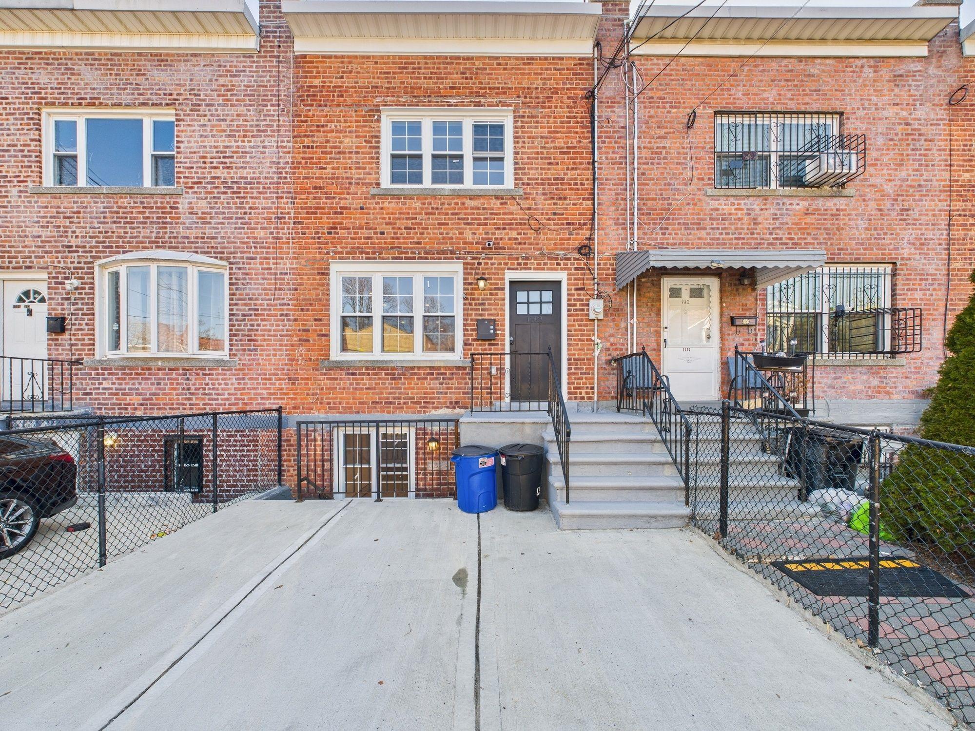 1112 E 213th Street Property Photo 33