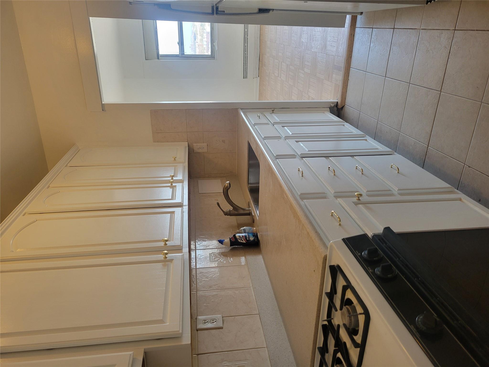 7 E Fordham Hill Oval 16c Property Photo 7