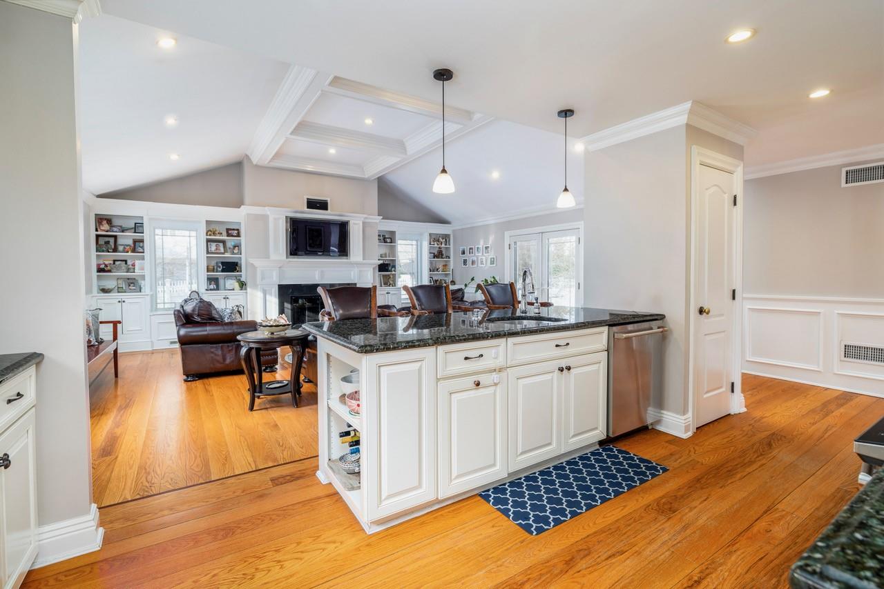 242 W Waukena Avenue Property Photo 9