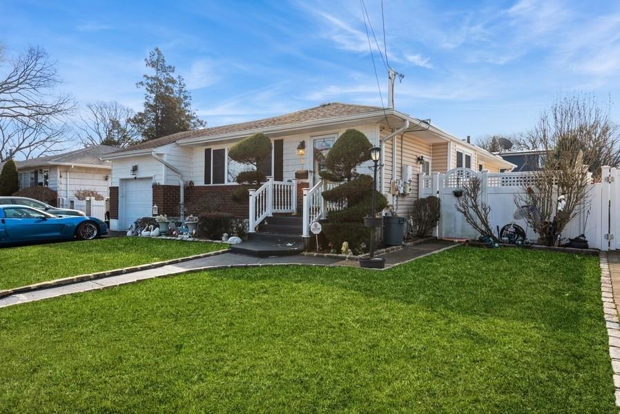 160 Jerusalem Avenue Property Photo