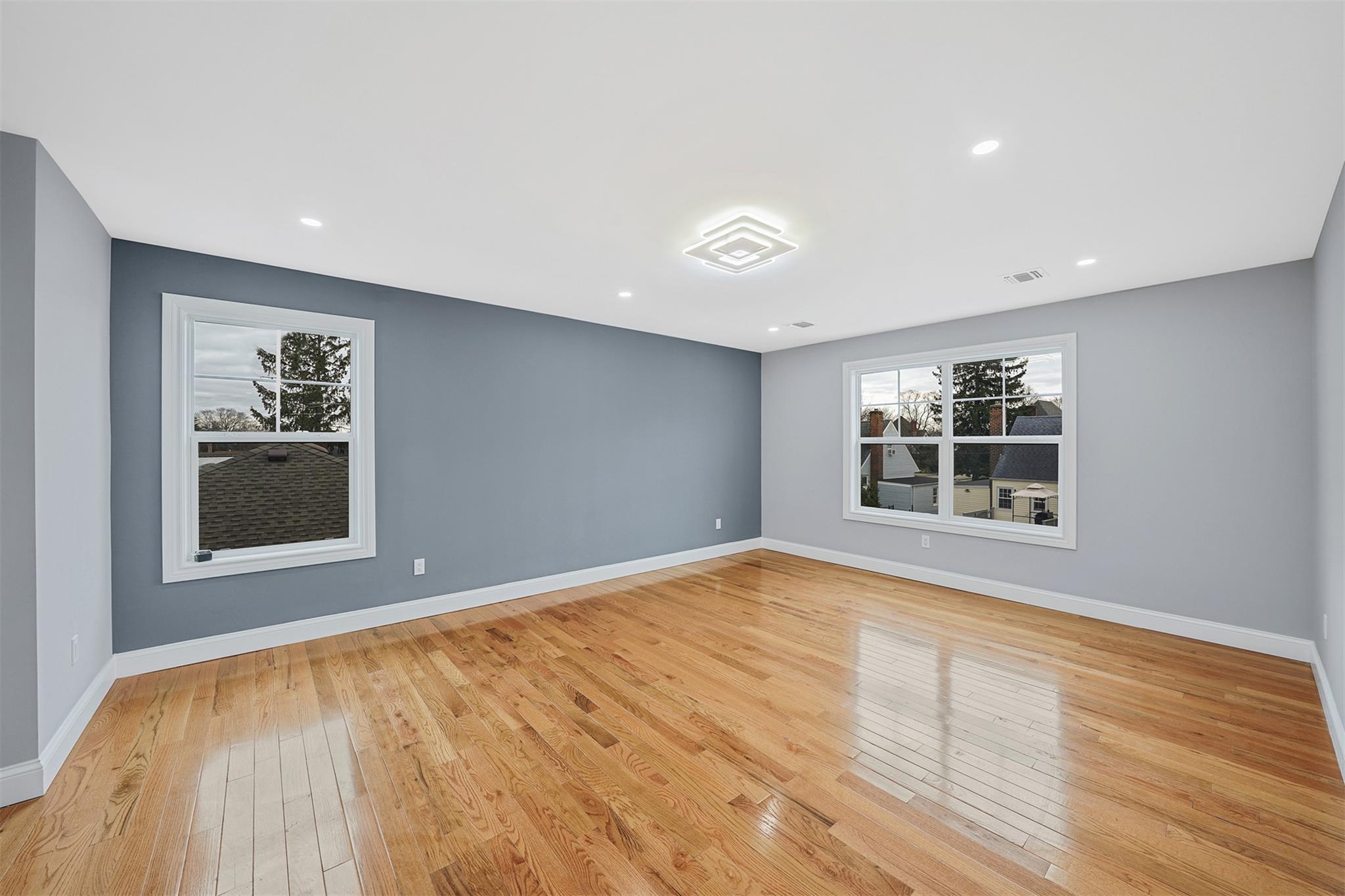 10 Trafalgar Square Property Photo 19