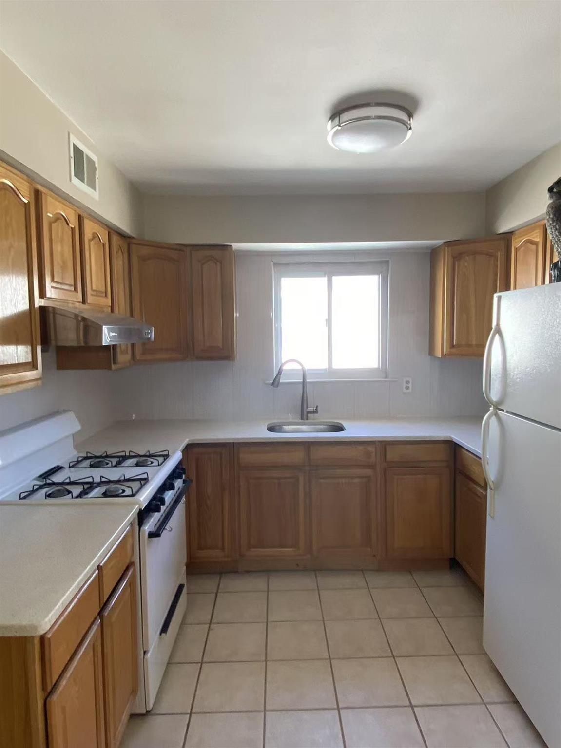 34-12 Brookside St Property Photo 4