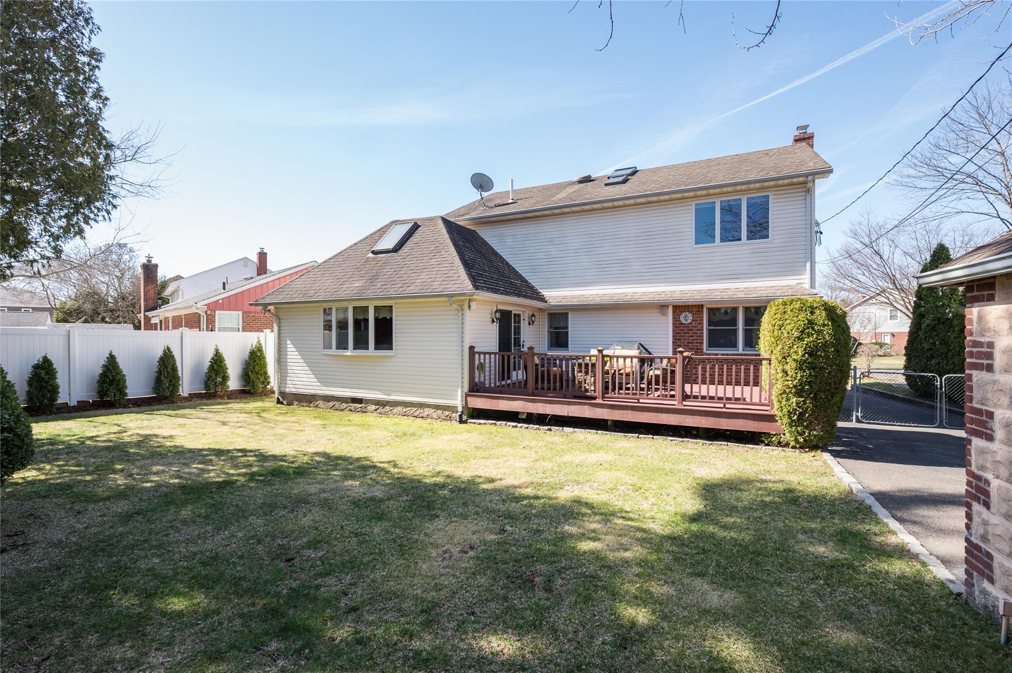1091 Maple Lane Property Photo