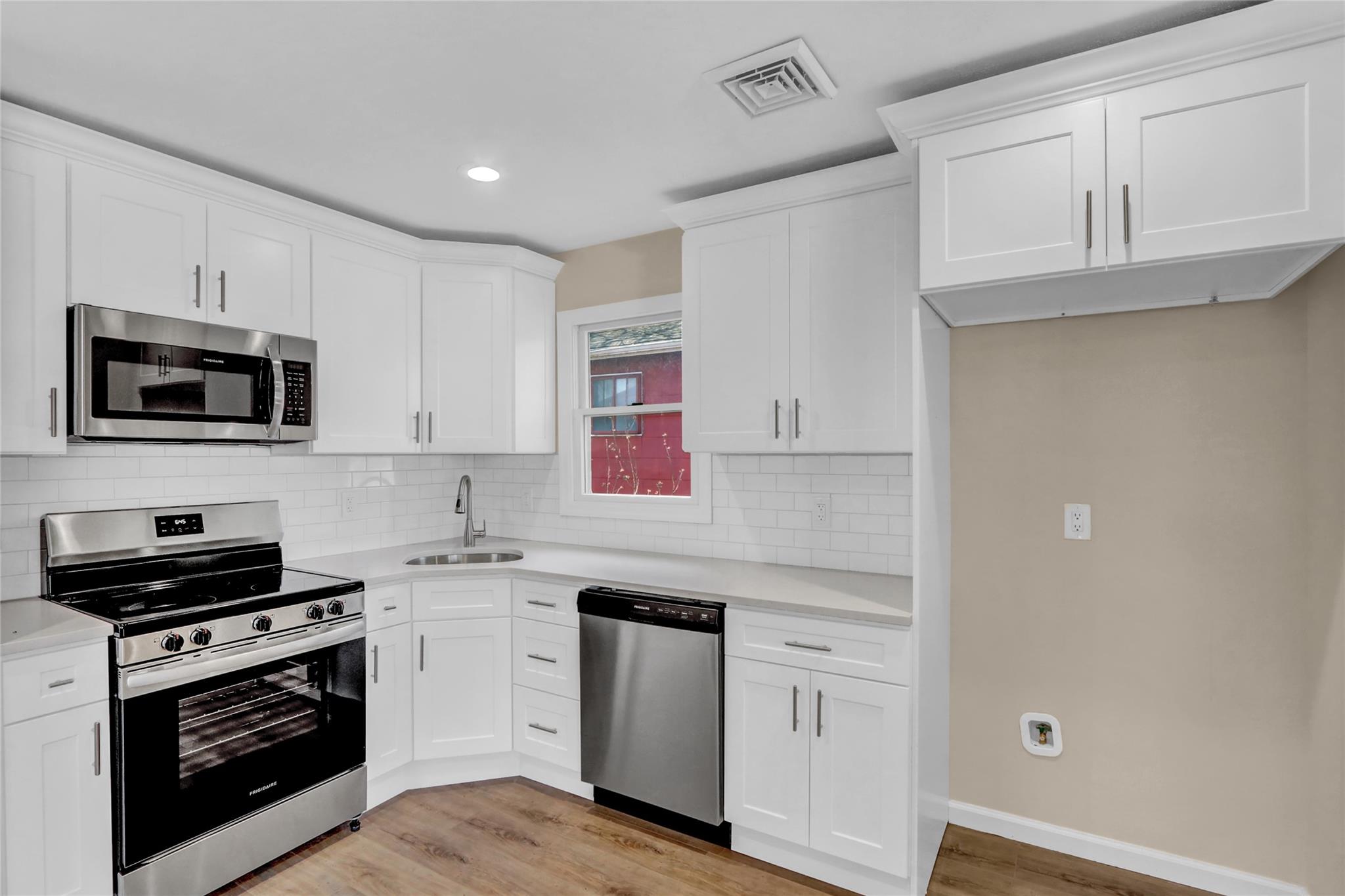 150 Moriches Avenue Property Photo 6
