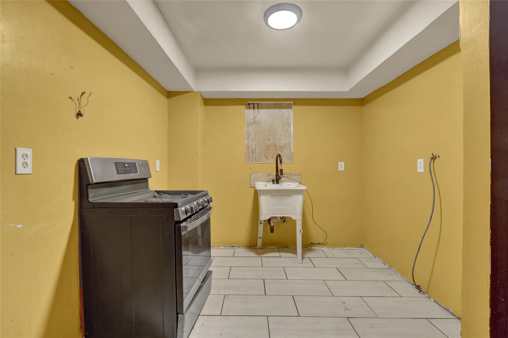 673 Ashford Street Property Photo 12