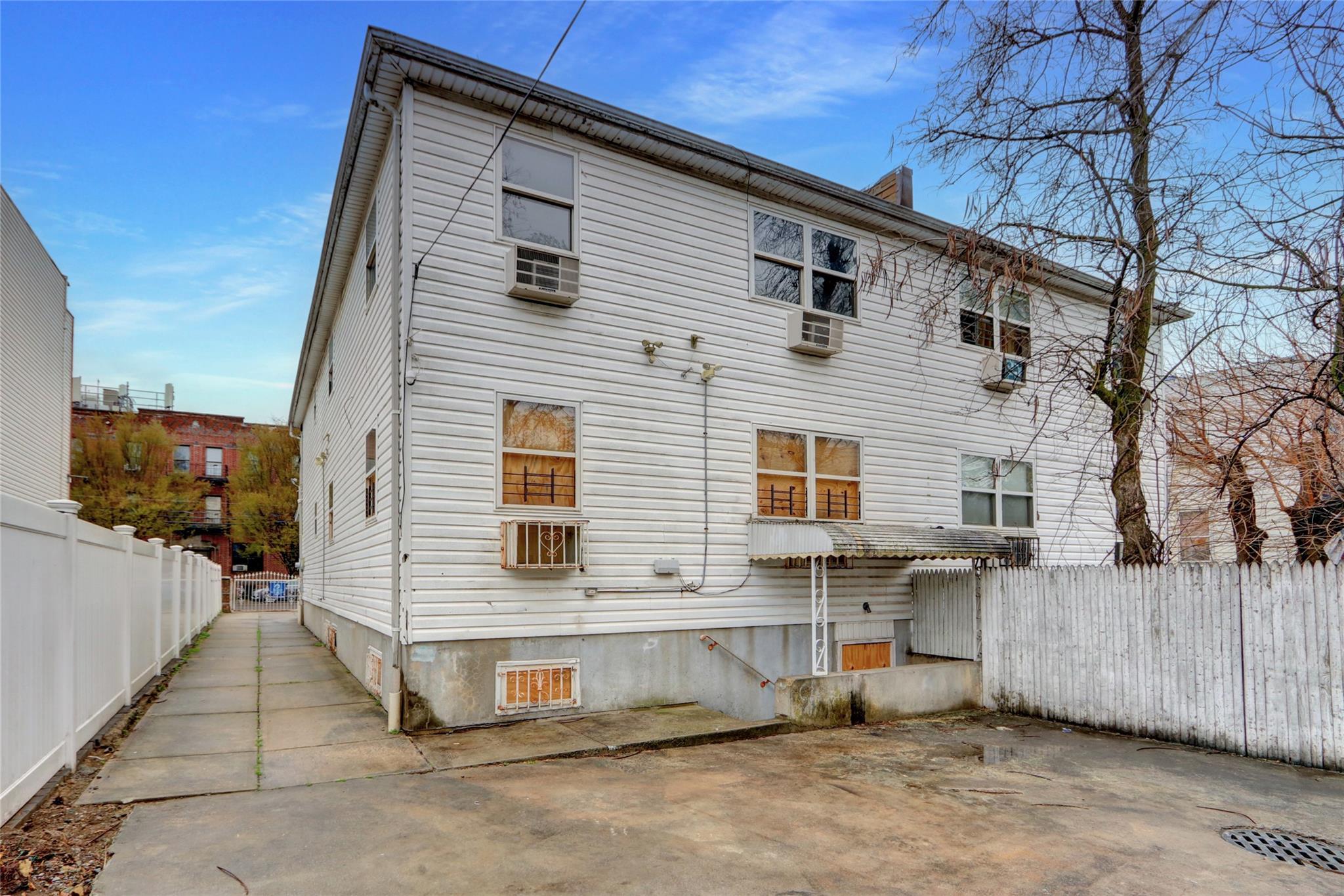 673 Ashford Street Property Photo 25