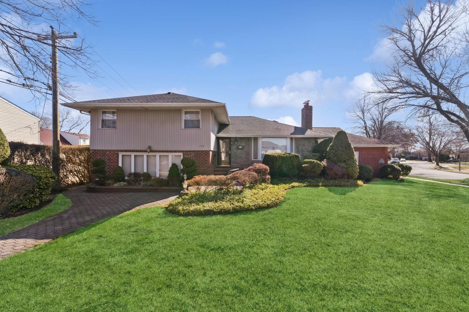 New Hyde Park Real Estate Listings Main Image