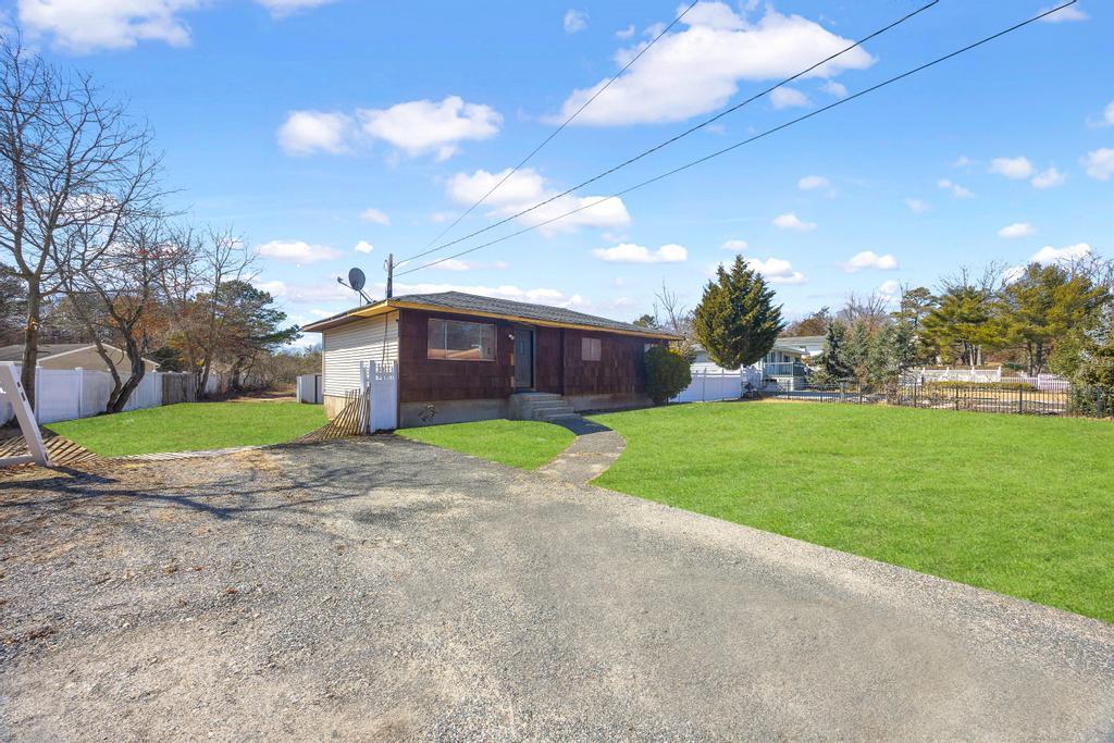 1068 Connetquot Avenue Property Photo