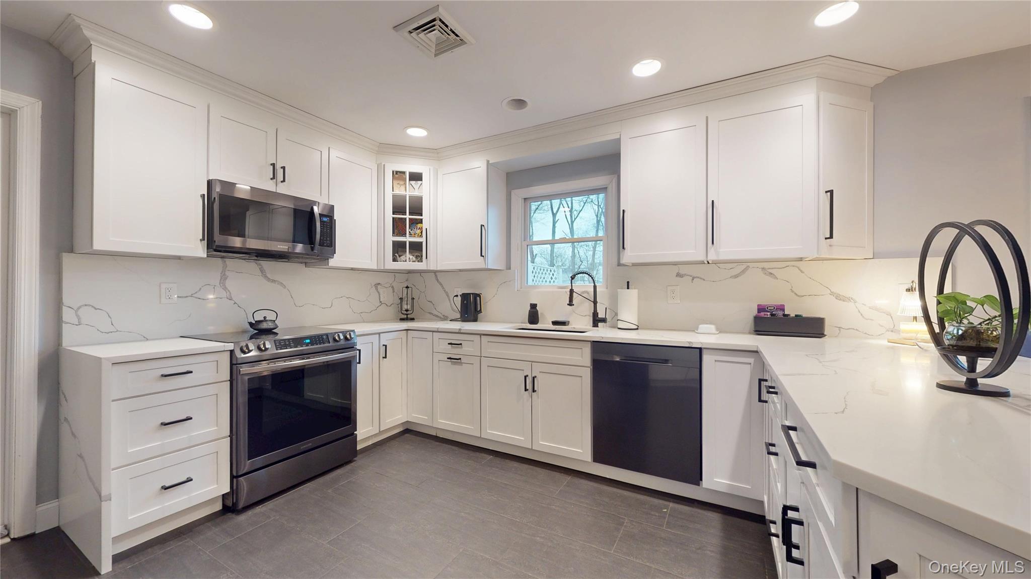 36 Nidzyn Avenue Property Photo 11