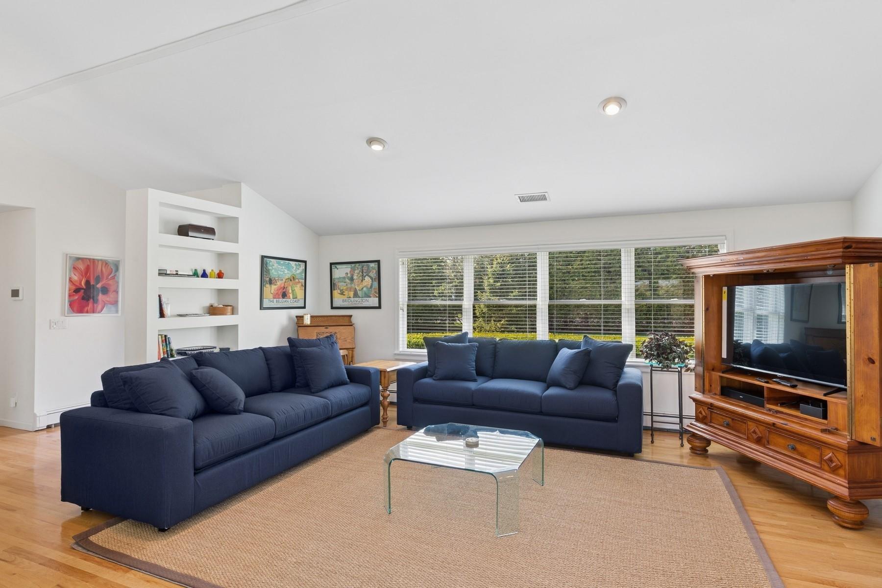 65 Quogue Street Property Photo 3
