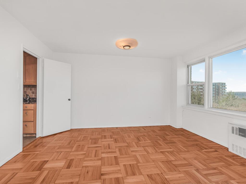 4555 Henry Hudson Parkway 902 Property Photo 2