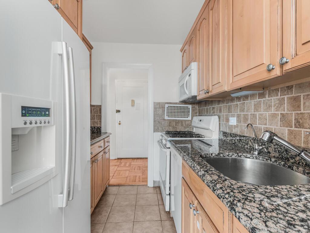 4555 Henry Hudson Parkway 902 Property Photo 3