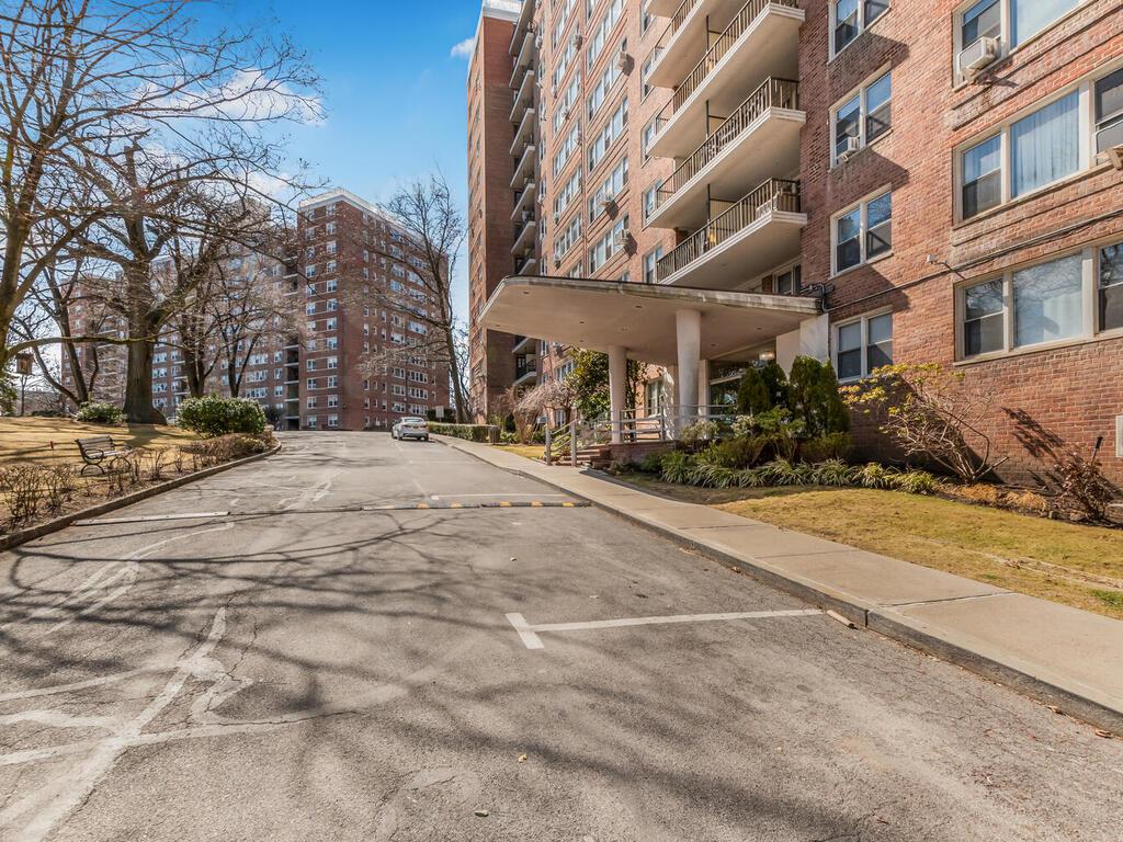 4555 Henry Hudson Parkway 902 Property Photo 9