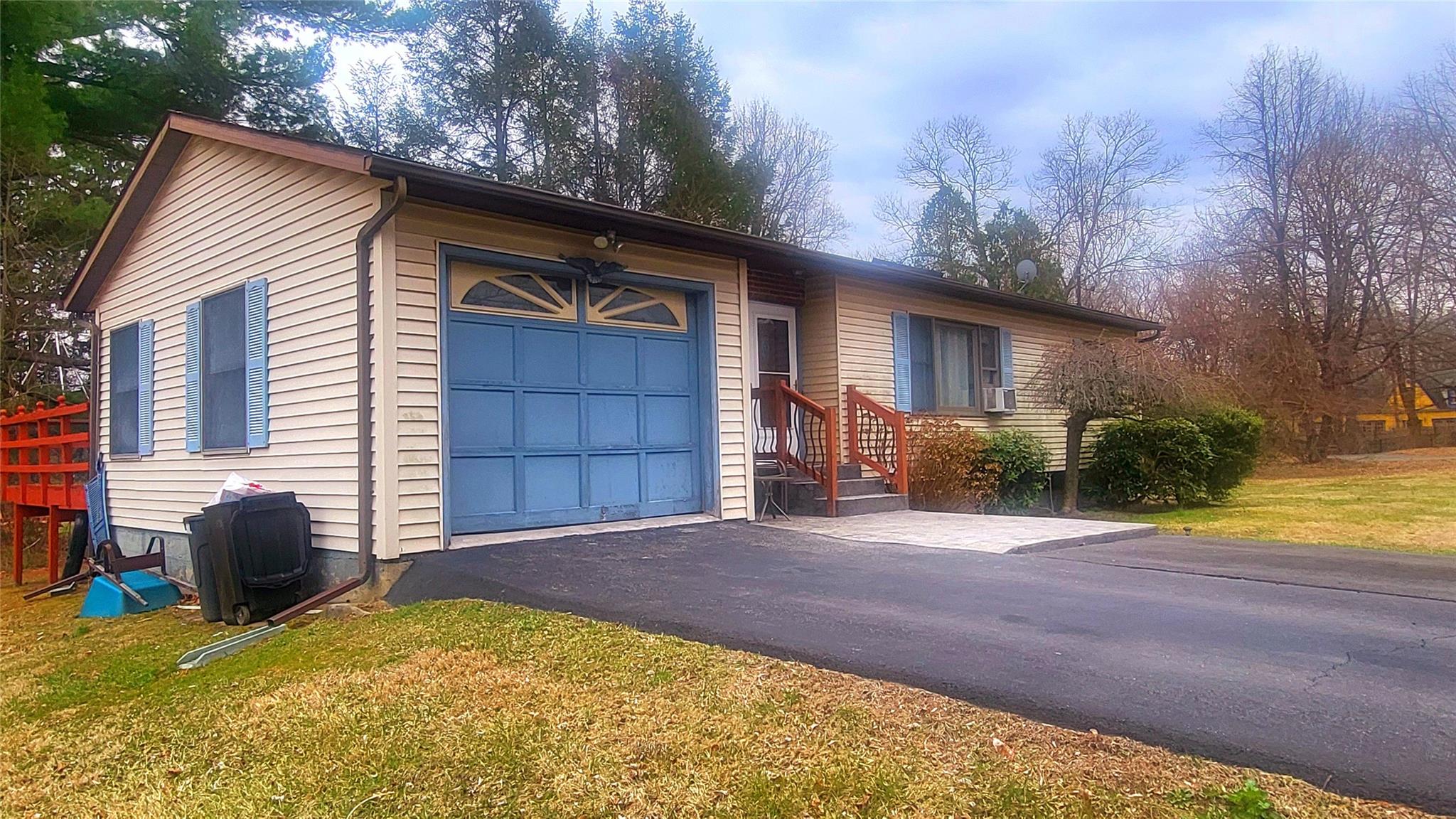 9 Louise Drive Property Photo 2