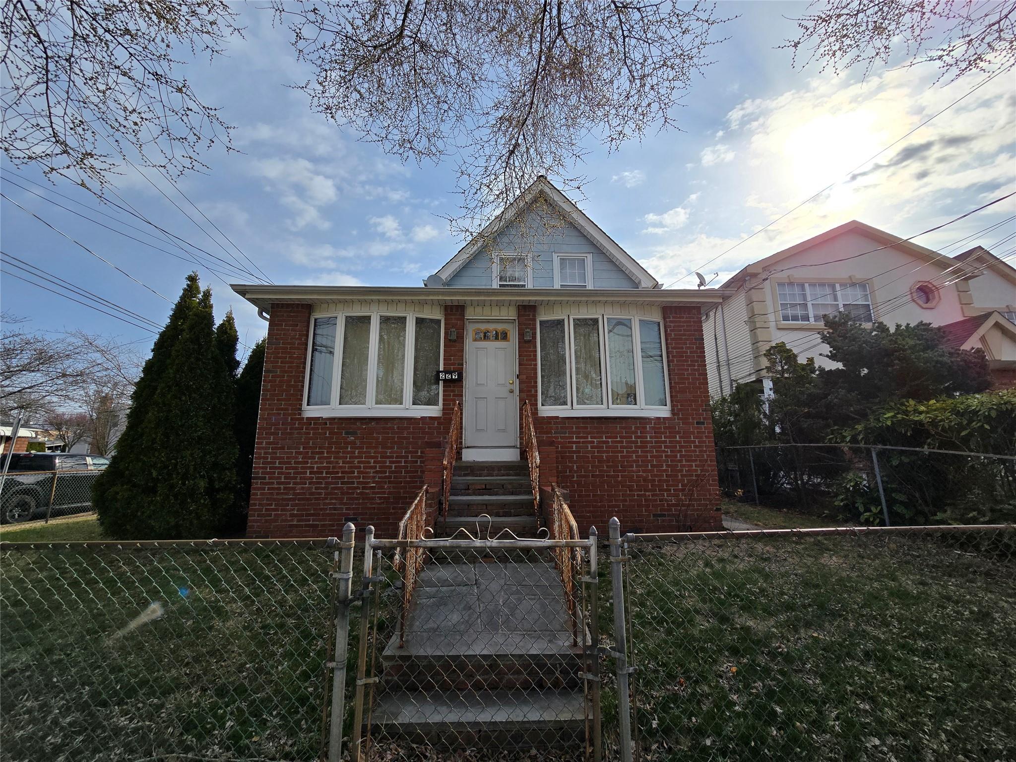 Carle Place Real Estate Listings Main Image