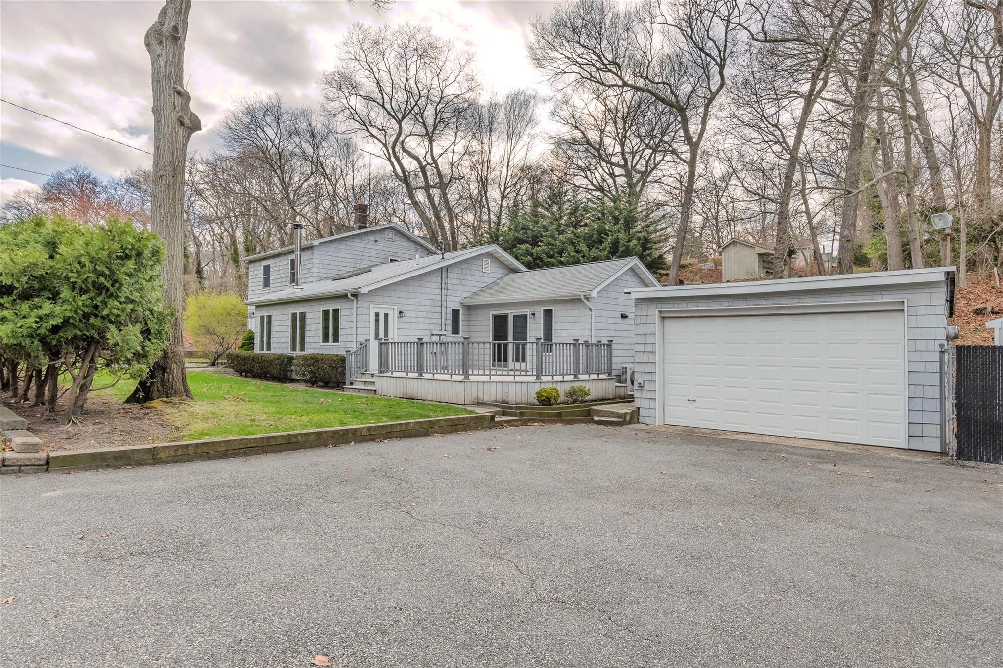 144 Hallock Landing Rd Property Photo