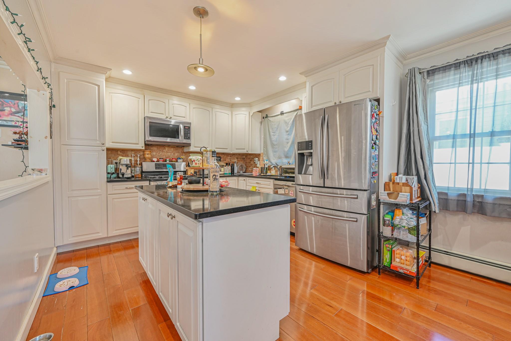 1069 Hastings St Property Photo 3