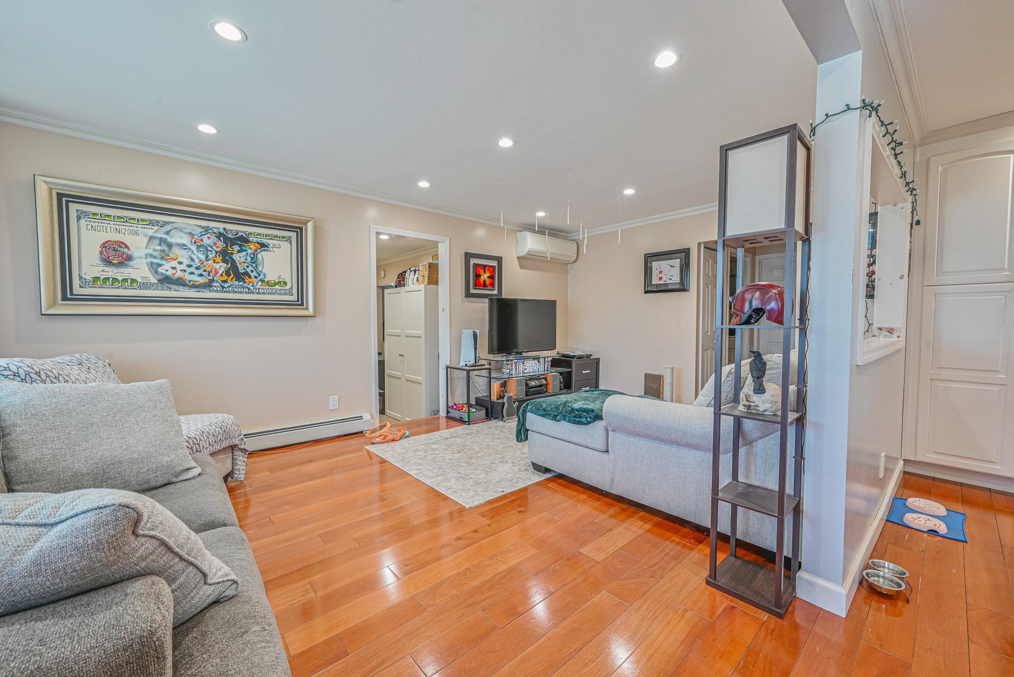 1069 Hastings St Property Photo 4