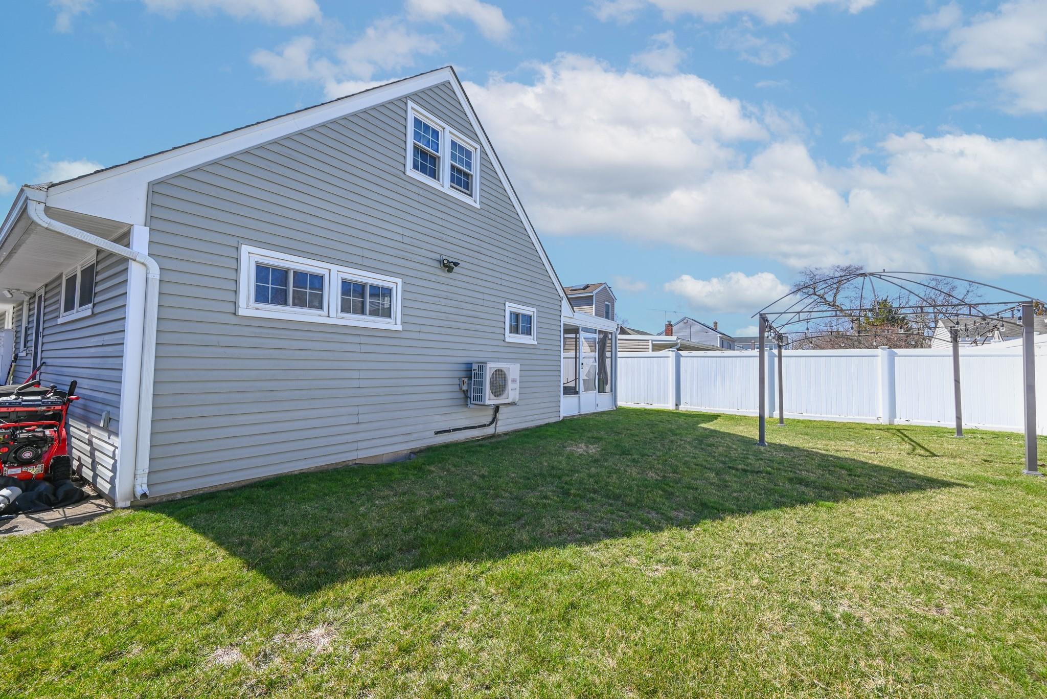 1069 Hastings St Property Photo 16