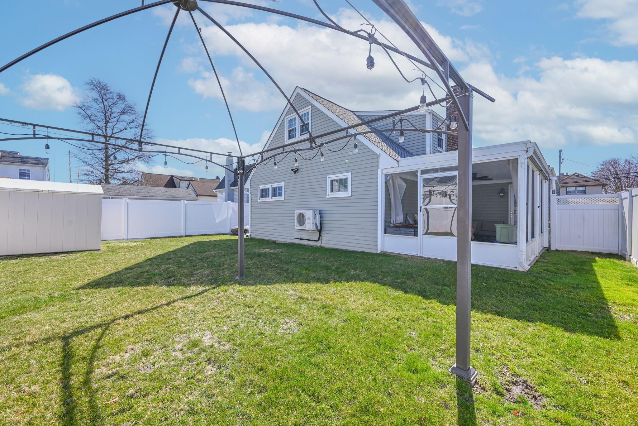 1069 Hastings St Property Photo 17