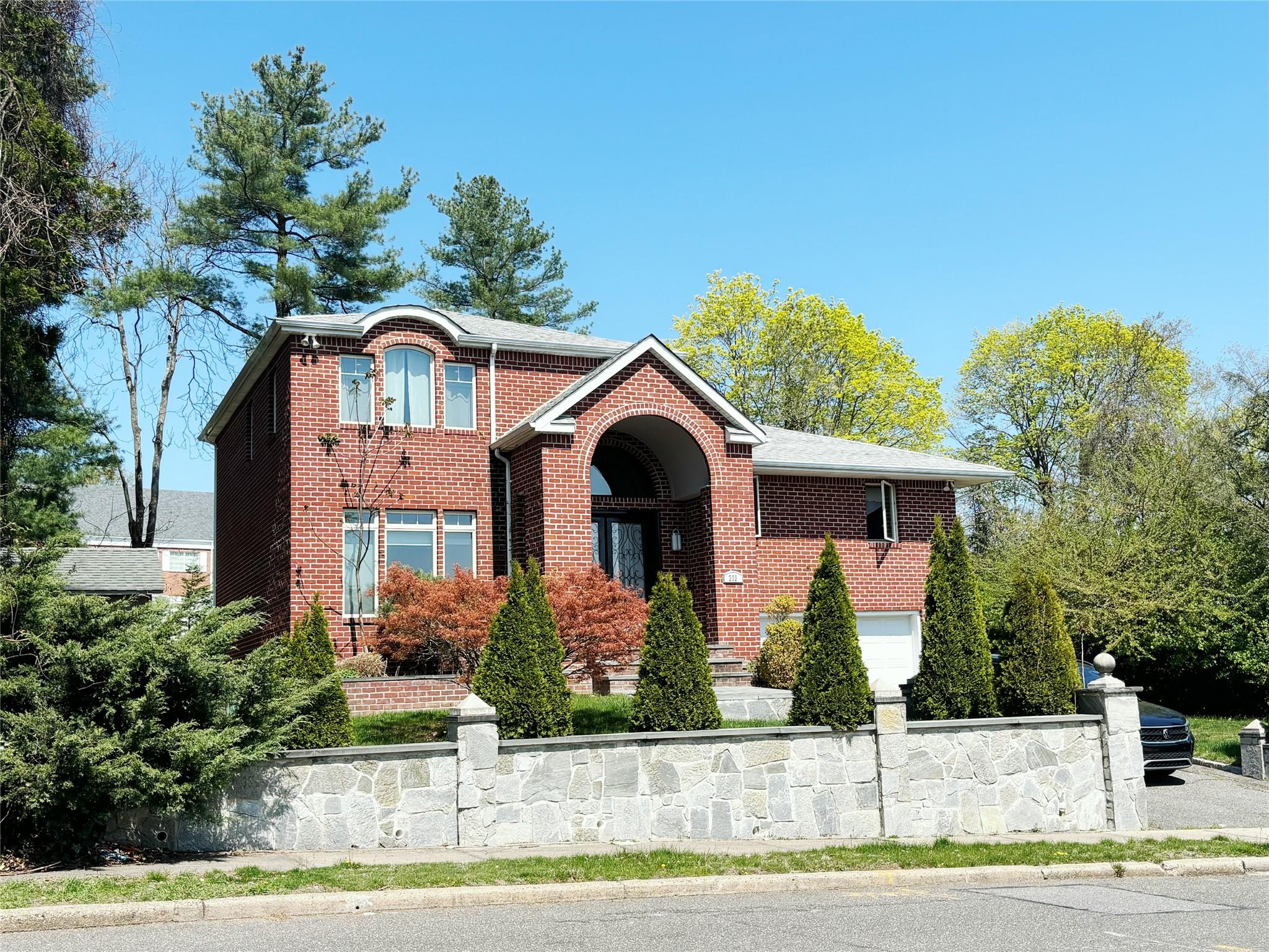 300 Ellen Place Property Photo 2