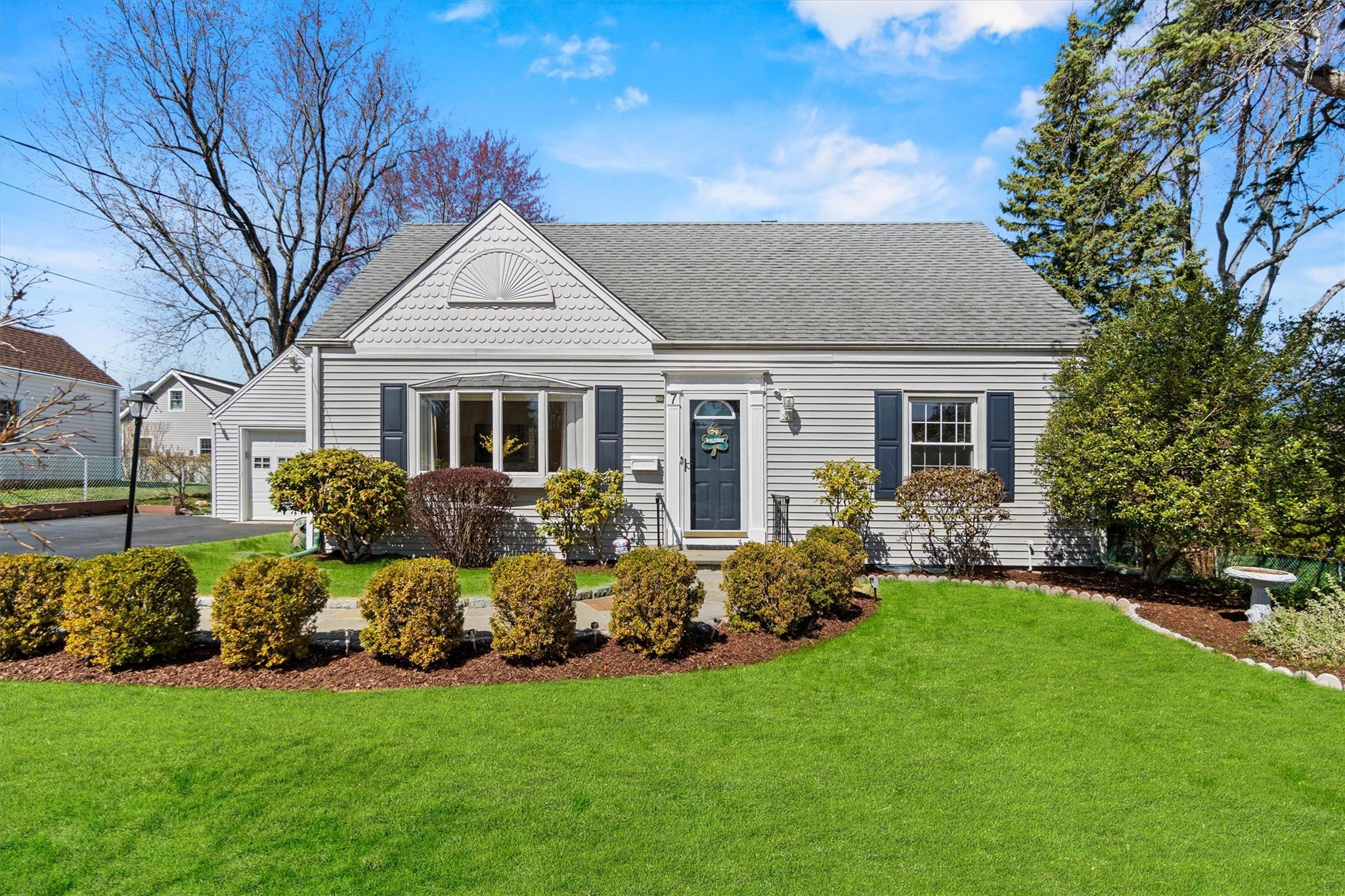 7 E Elm Street Property Photo