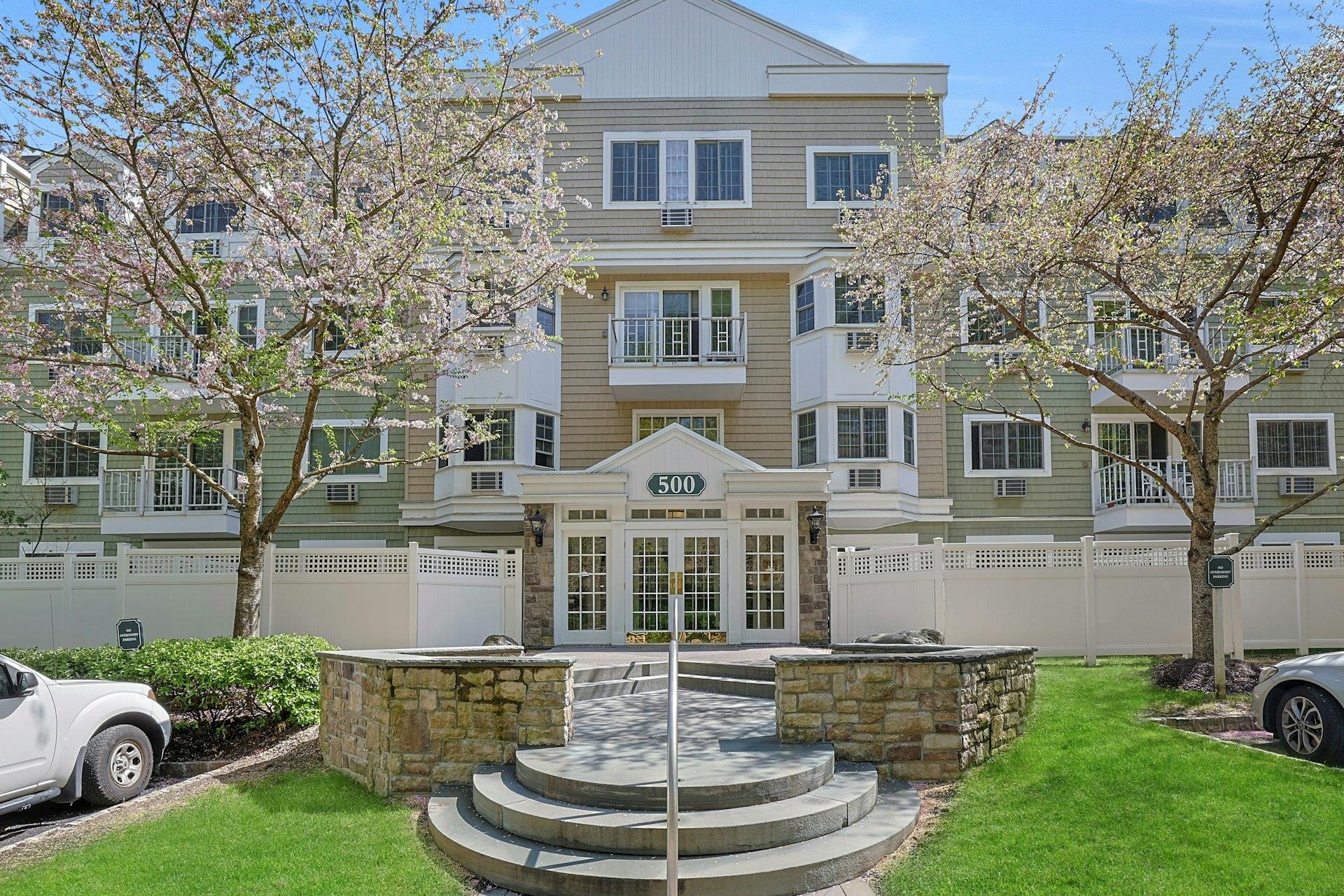 500 Pondside Drive 2e Property Photo 1