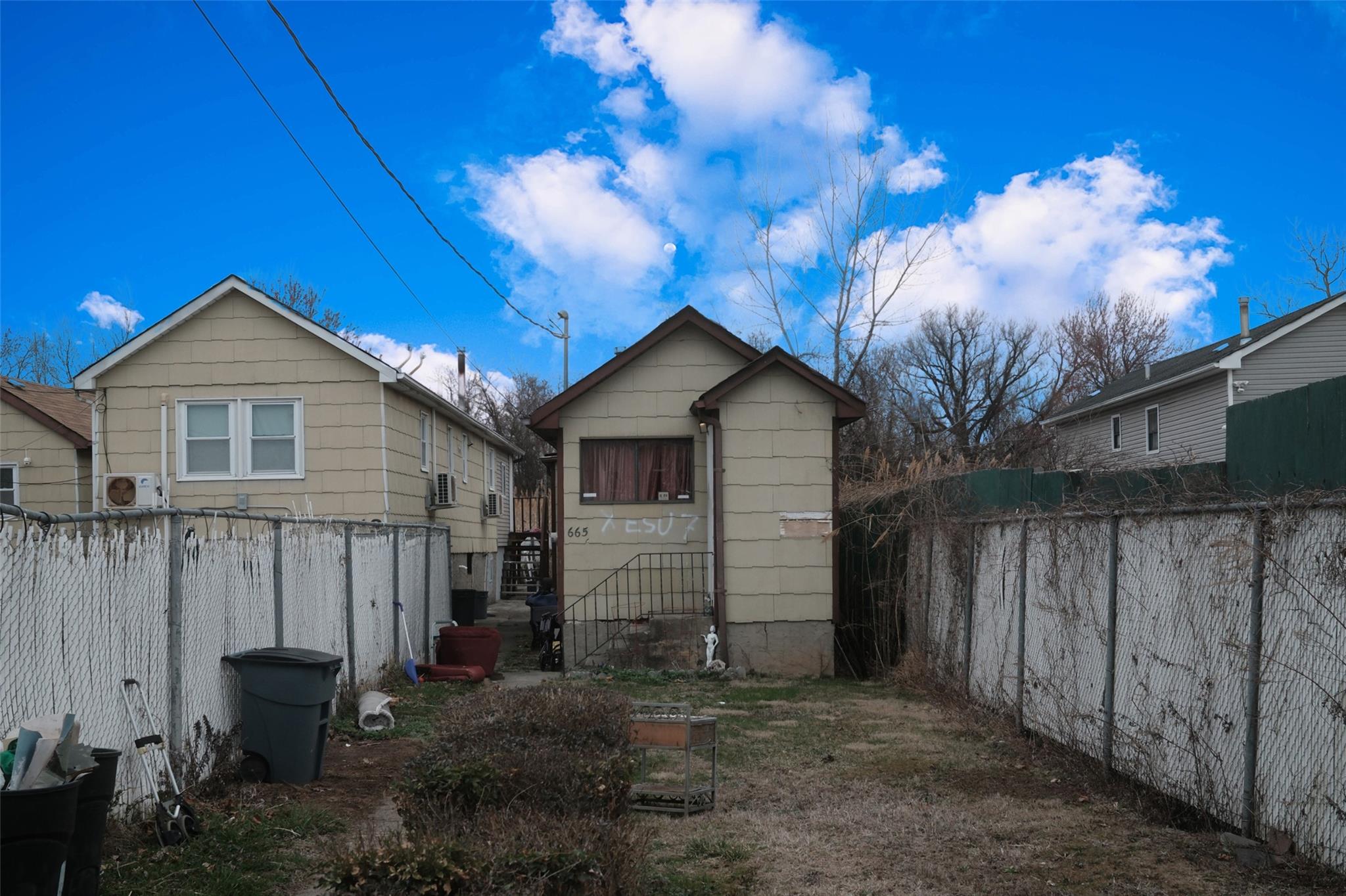 665 Hunter Avenue Property Photo