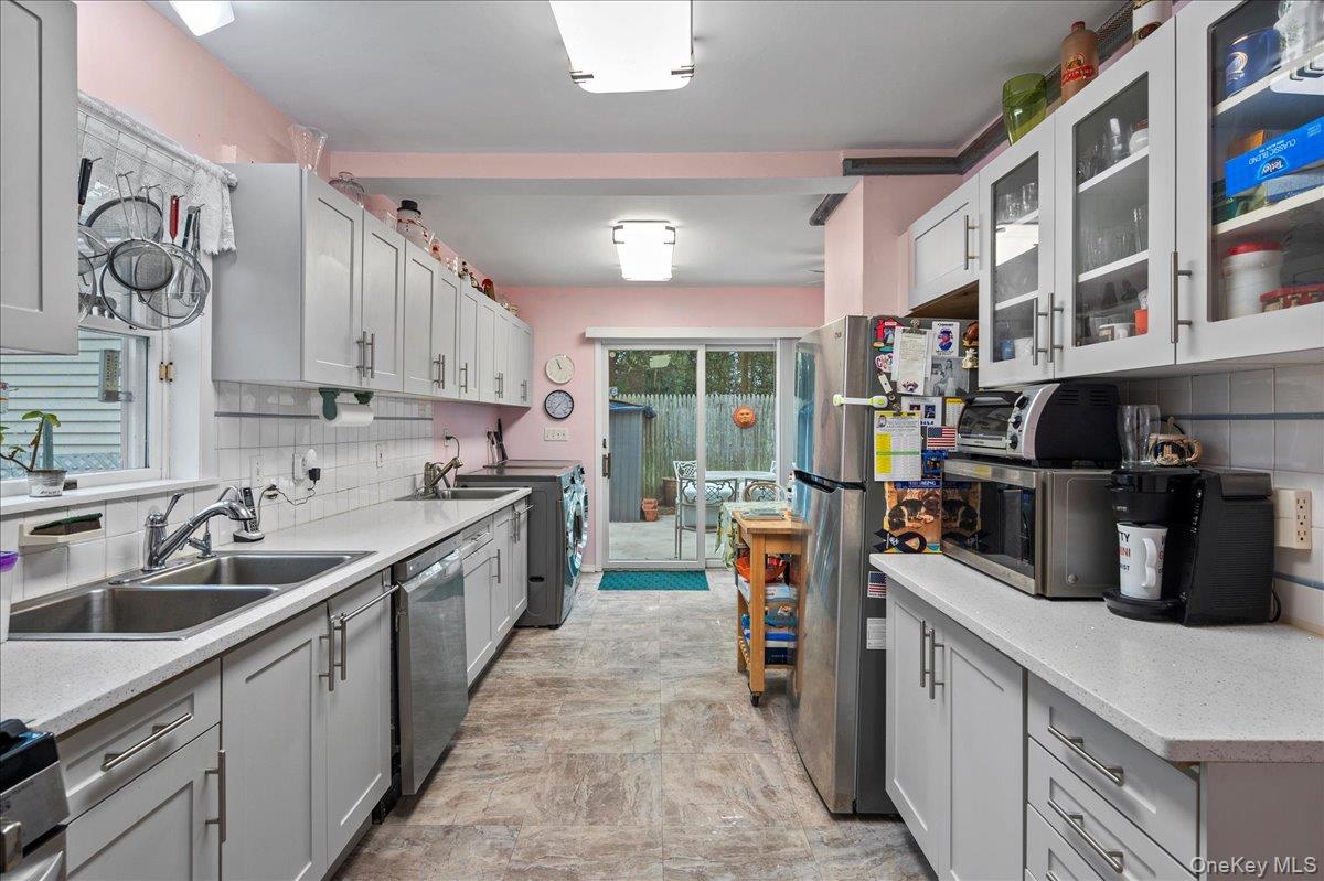 158 Davis Avenue Property Photo 9