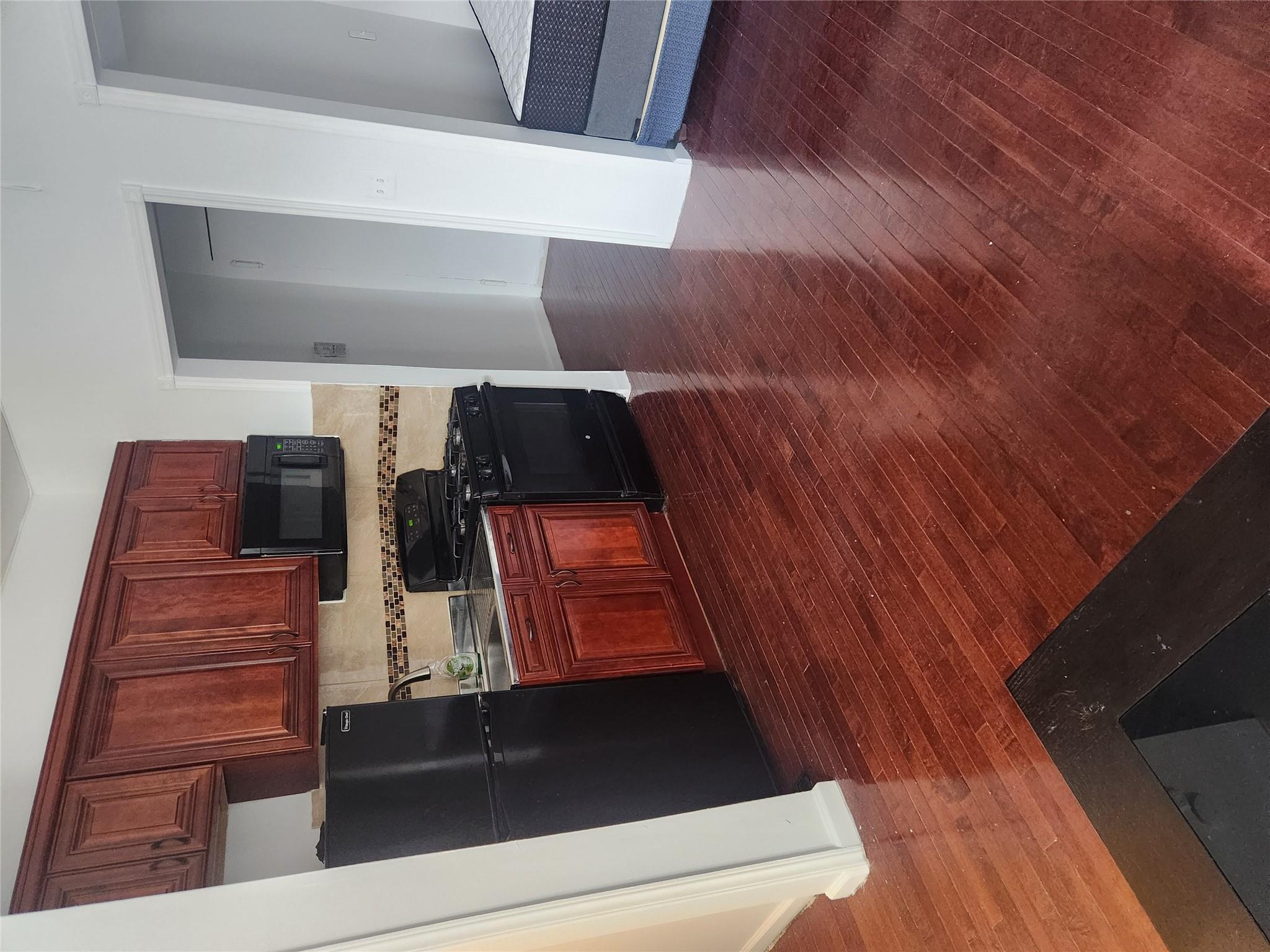 941 Jerome Avenue 8g Property Photo 4